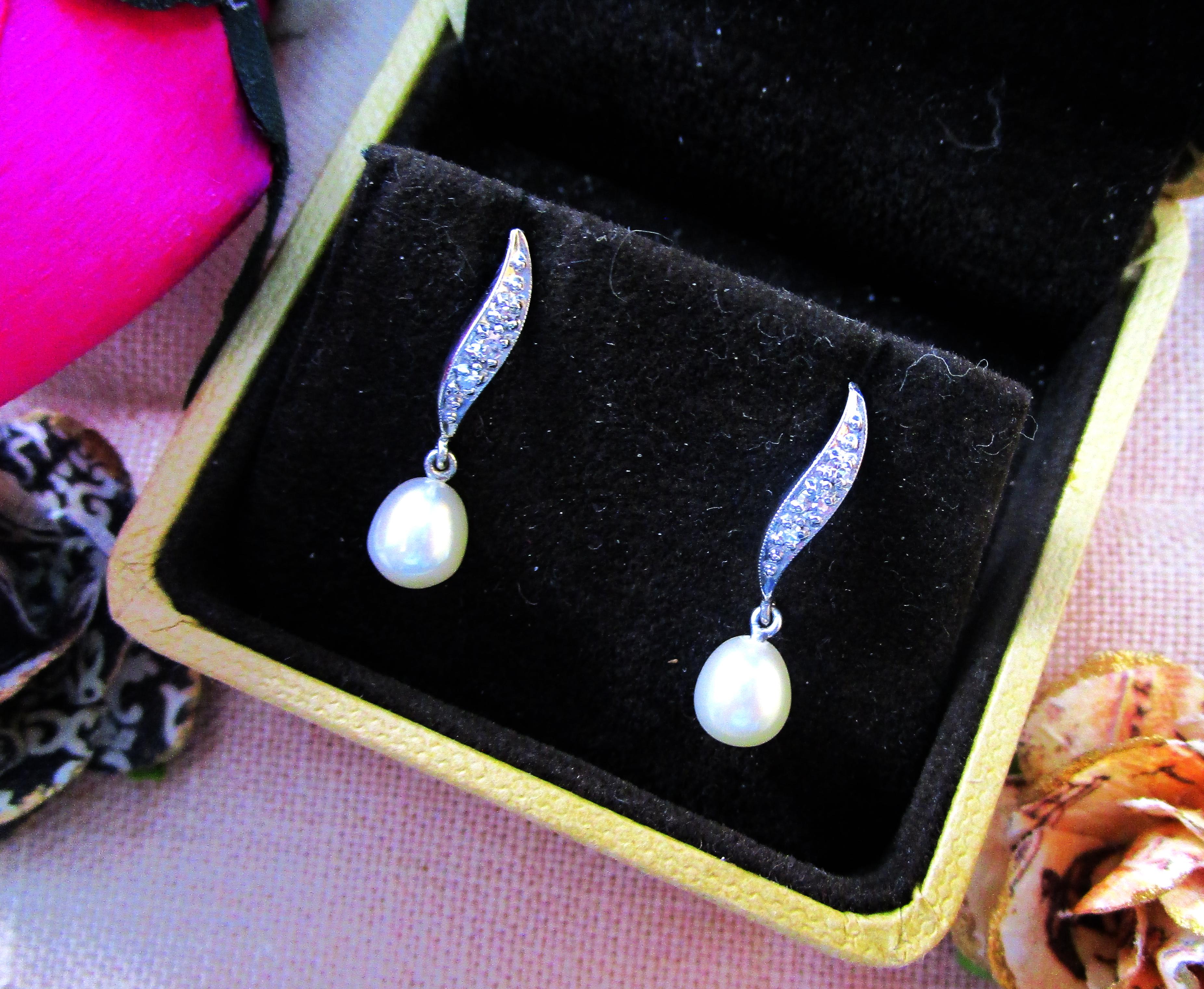 Midcentury 14 Karat White Gold Diamond and Pearl Articulated Drop Earrings For Sale 1