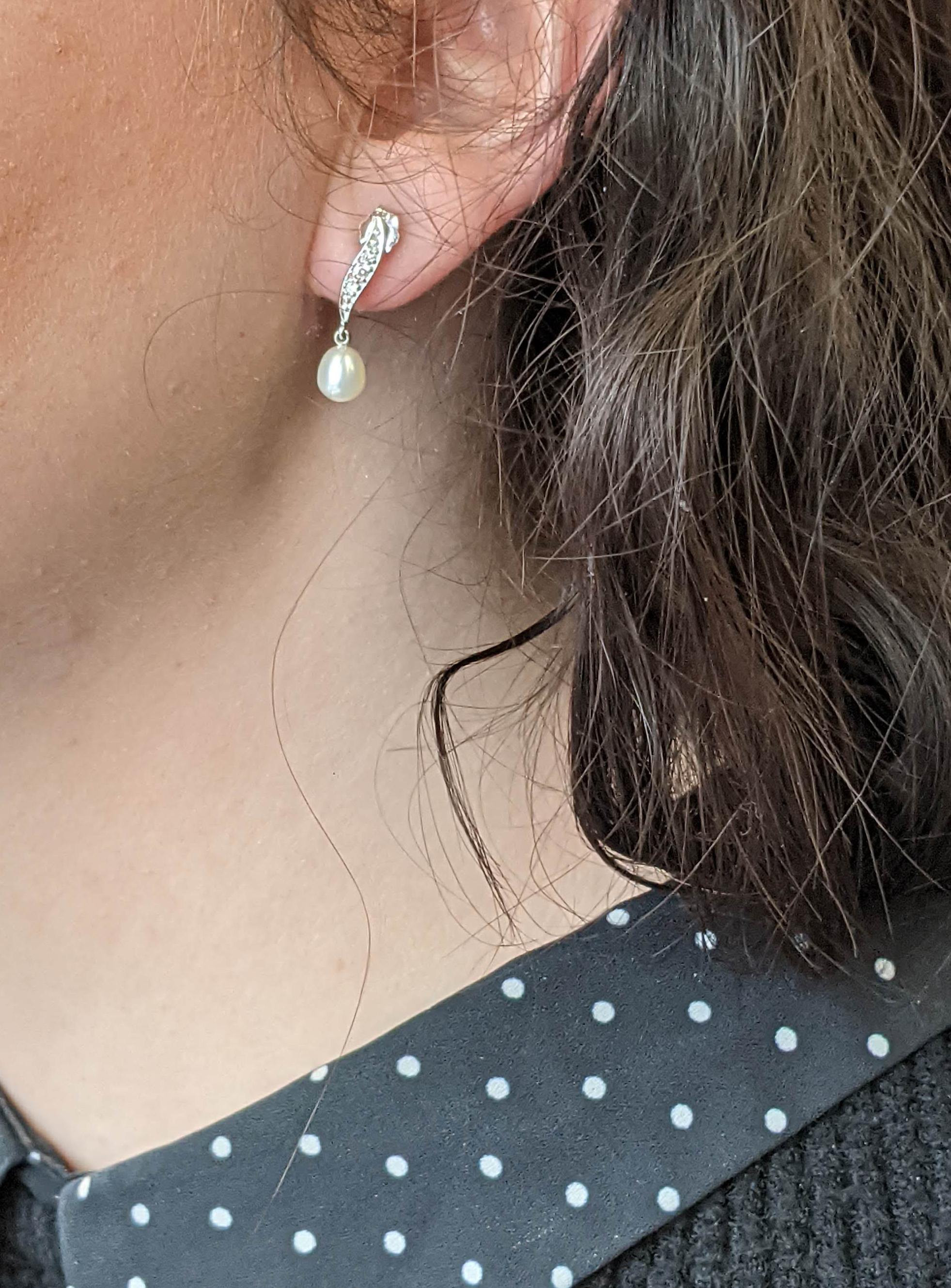 Donna Orecchini a goccia articolati con diamanti e perle in oro bianco 14 carati del Medioevo in vendita