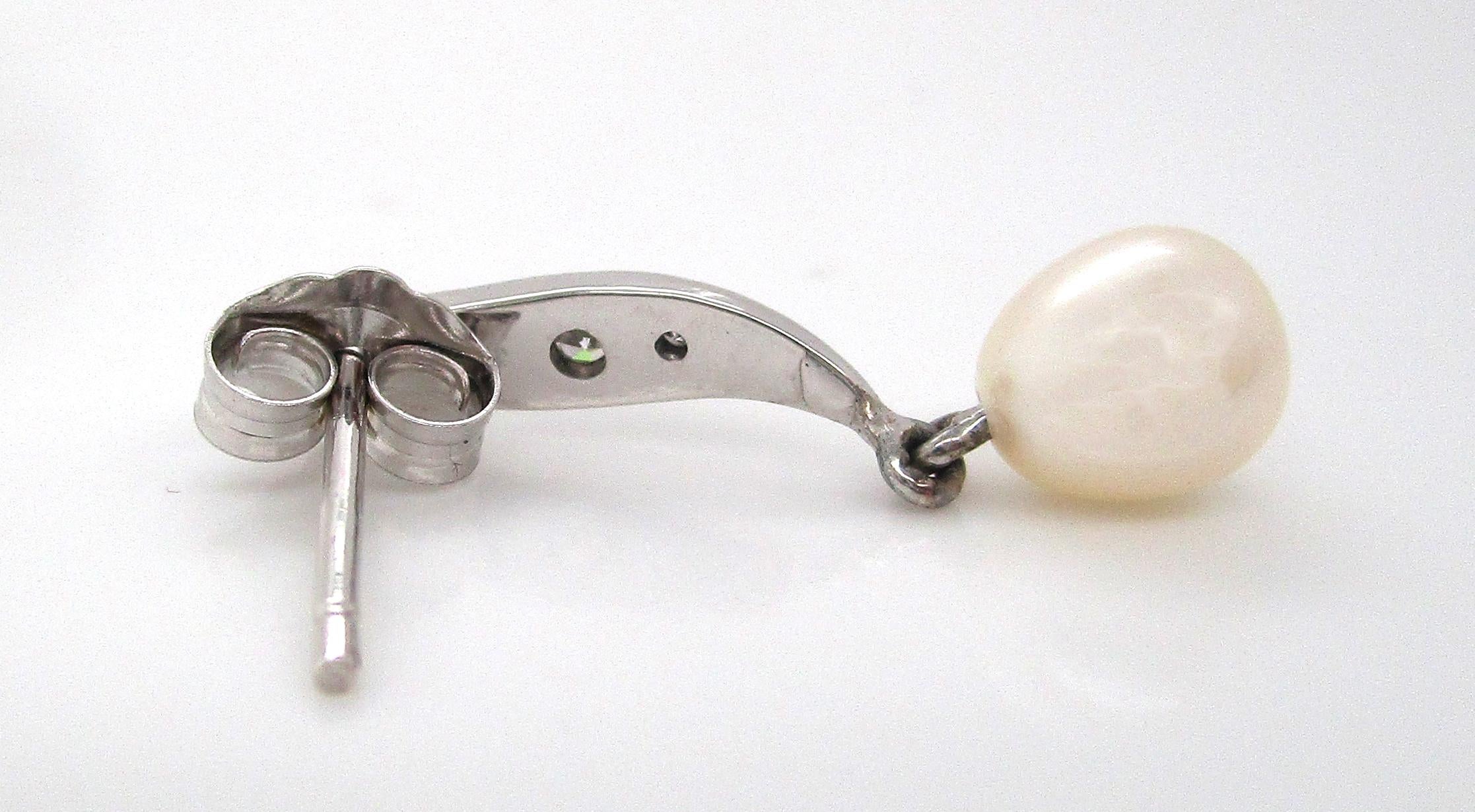 Orecchini a goccia articolati con diamanti e perle in oro bianco 14 carati del Medioevo in vendita 1