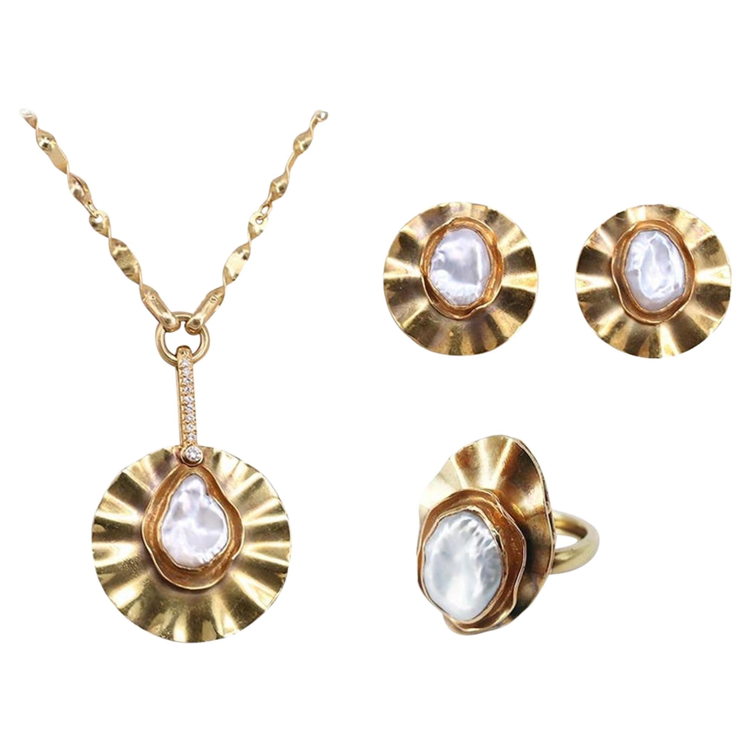 Mid-Century-Set aus 18 Karat Gelbgold mit Diamanten und Biwa-Perlen im Angebot