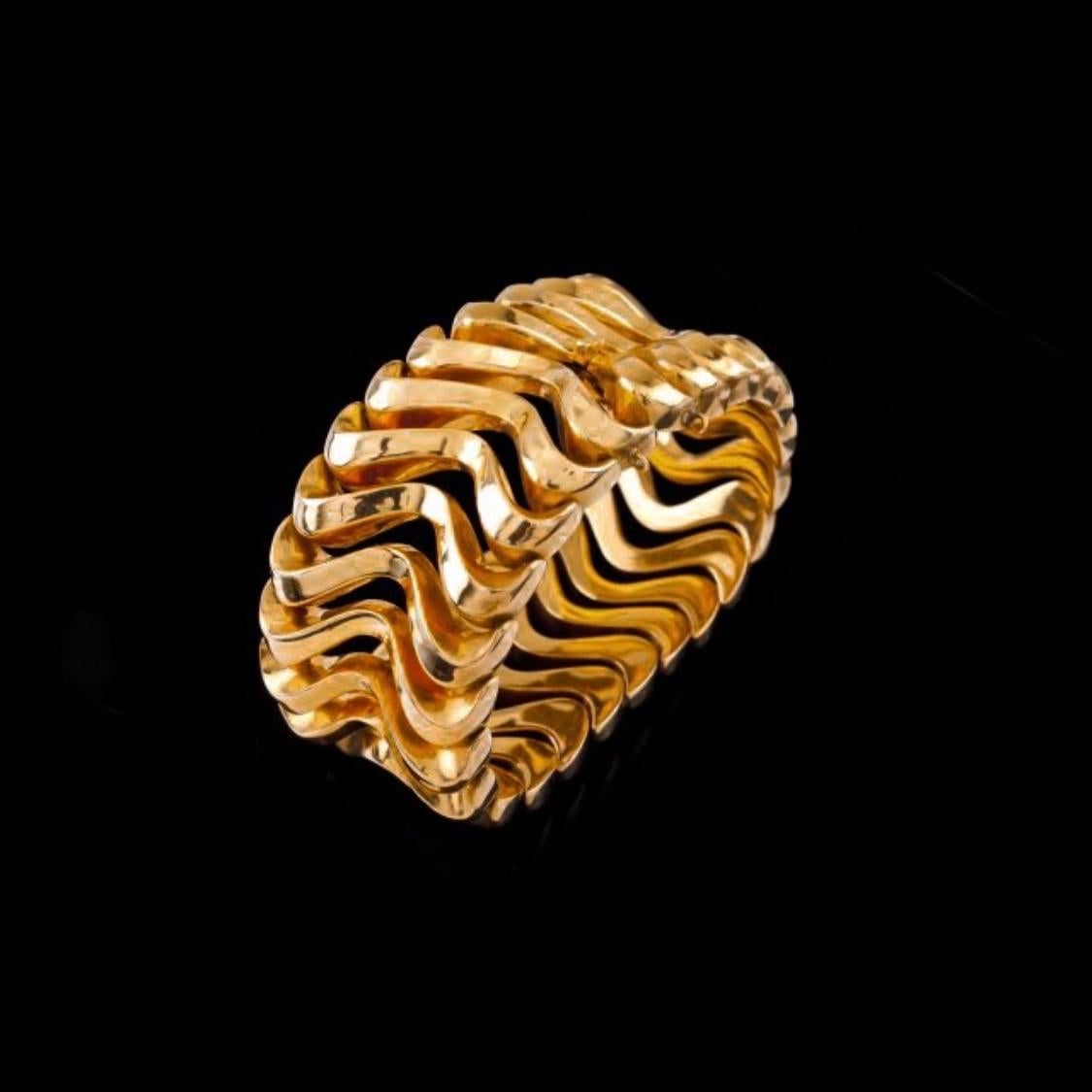 Mid-Century Wide Articulated Bracelet in 18 Karat Rose Gold, probably French, 1940s/1950s. Composed of 24 openwork undulating links in polished rose gold, this openwork articulated bracelet goes perfectly with both casual and fancy looks - it would