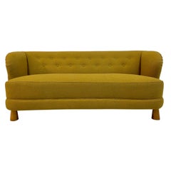 Dänisches Dreisitzer-Sofa aus der Jahrhundertmitte 1940 in senfgelbem Bouclé