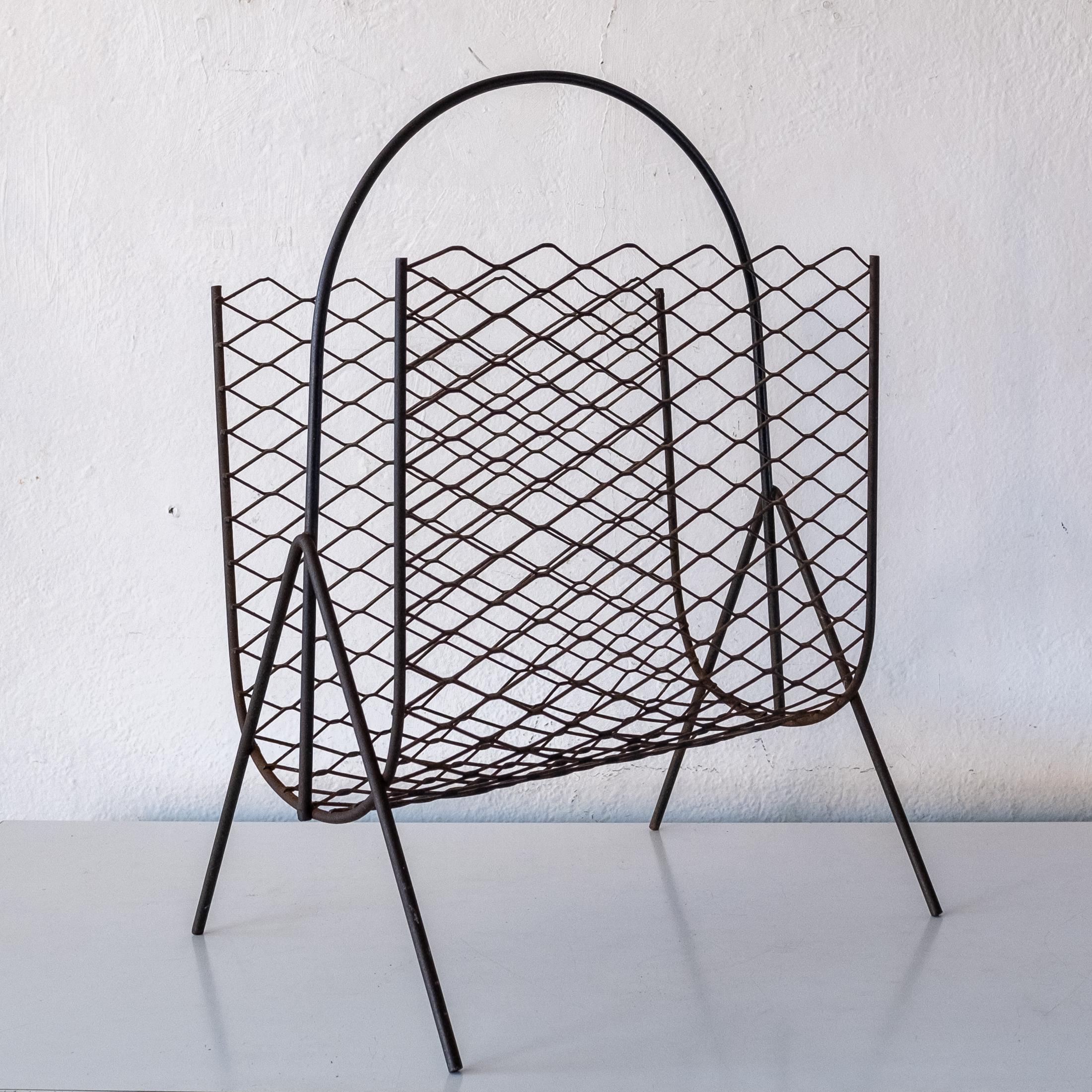 1940s expanded metal and iron magazine rack. A refined design with a great patina.