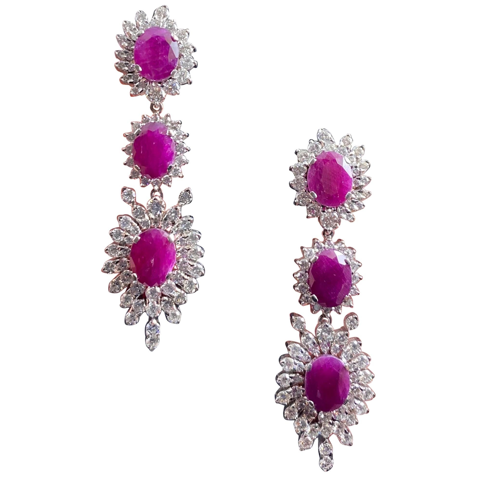 Mediados de siglo 1950-1960 Rubí de 15 quilates Diamante de 8 quilates Pendientes en racimo Platino