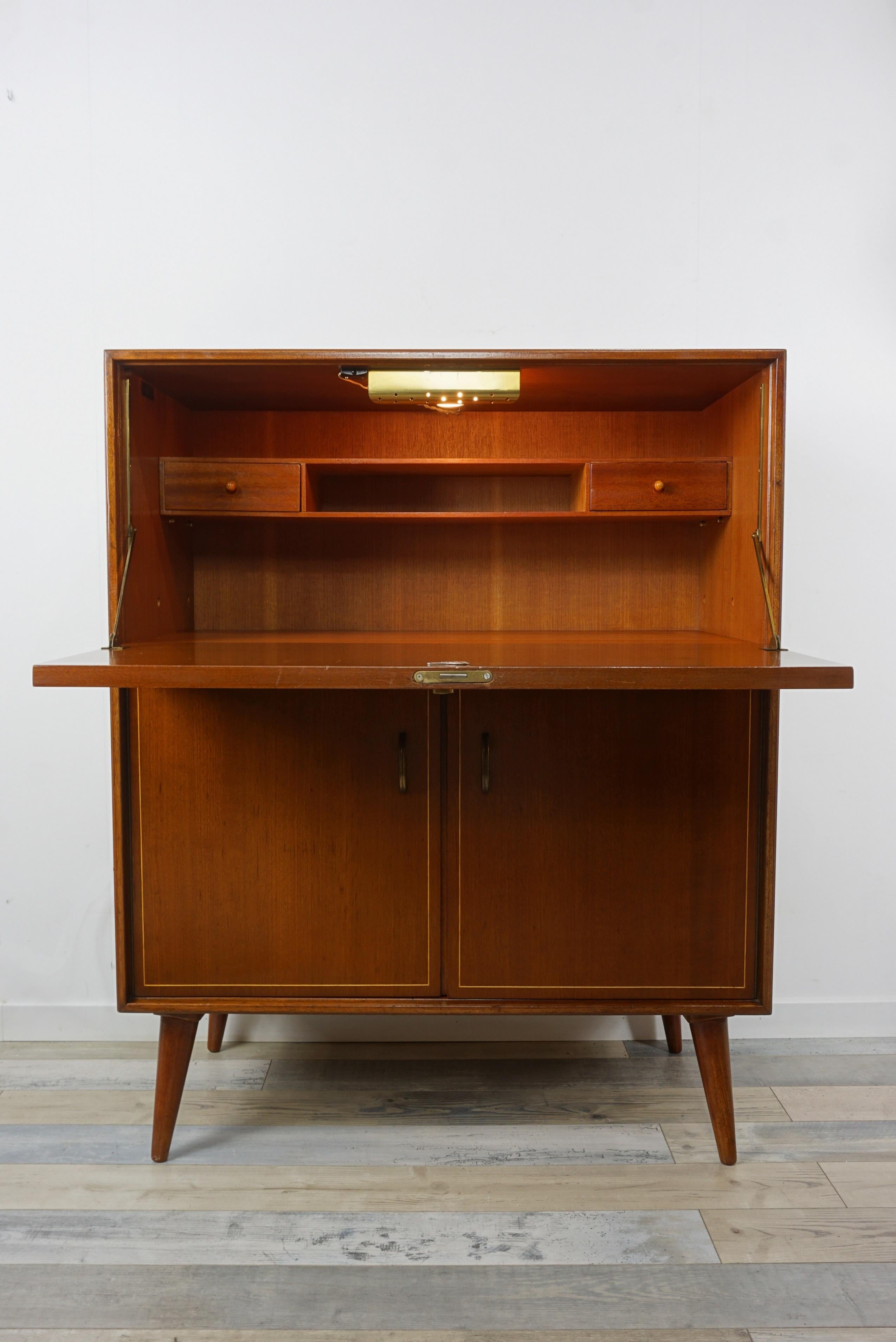 Beautiful cabinet design from the 1950s composed in its lower part of a storage combining, in its upper part, beautiful storage spaces with bar or an adorable wall secretary). Practical and design, Scandinavian style undeniable!