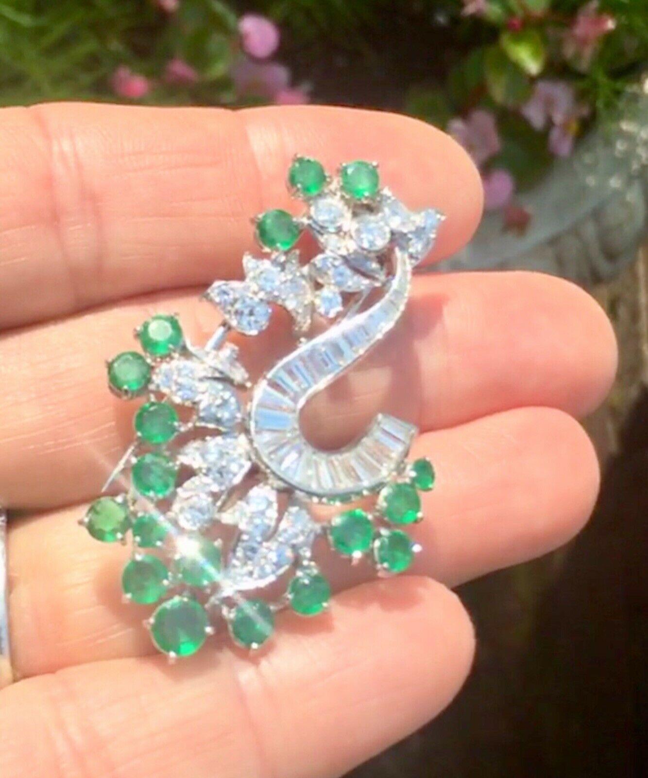 Round Cut Midcentury 1950s Platinum 3.25 Carat VS Diamond Emerald Pin Brooch For Sale