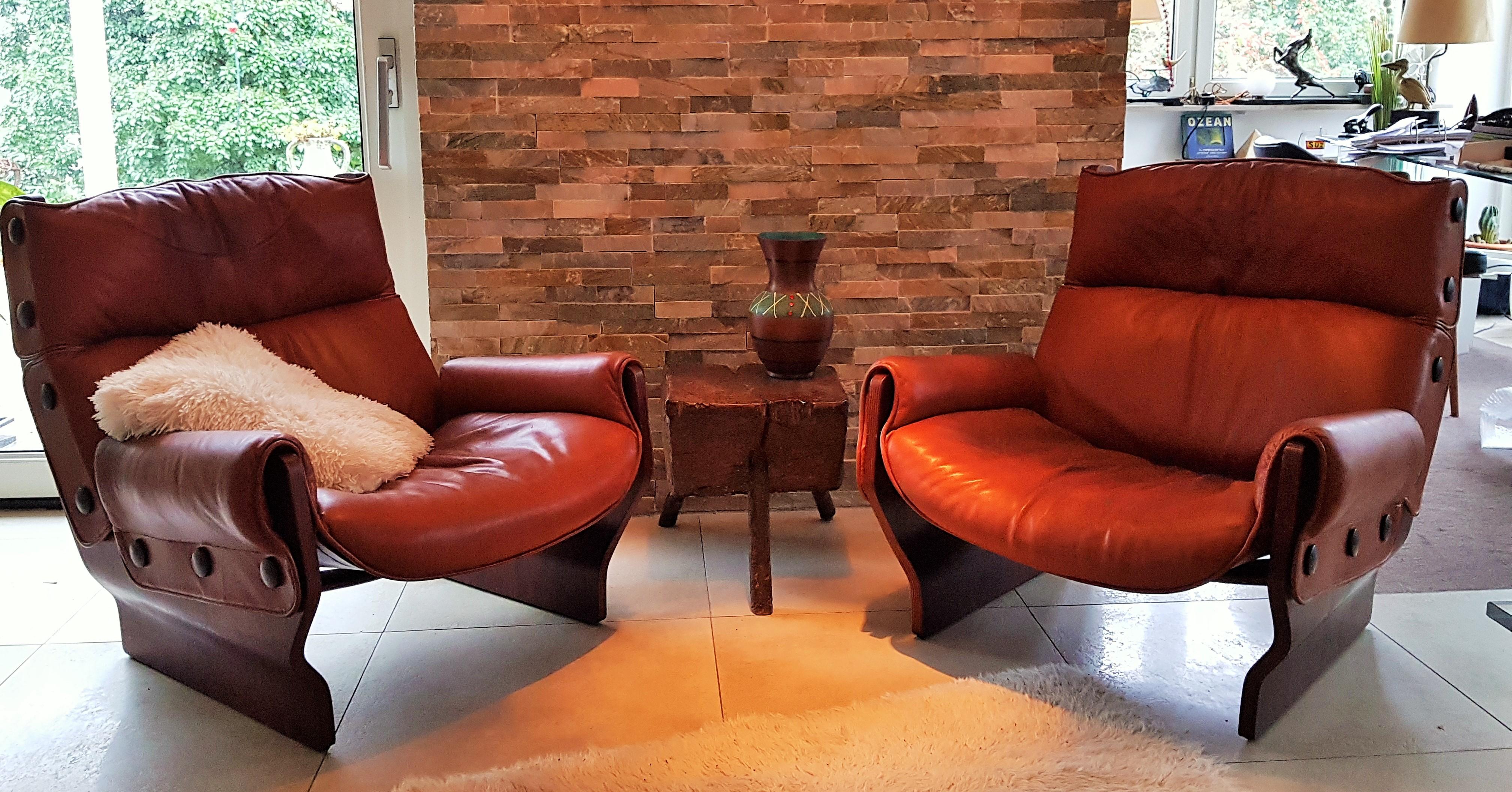 Pair of first series Leather 'Canada' chairs by Osvaldo Borsani for Tecno (see label). Frame stable in perfect condition. Leather with signs of wear. Upholstery in good condition.

Designed in 1965, Model P110. Italy

Teak wood veneered plywood,