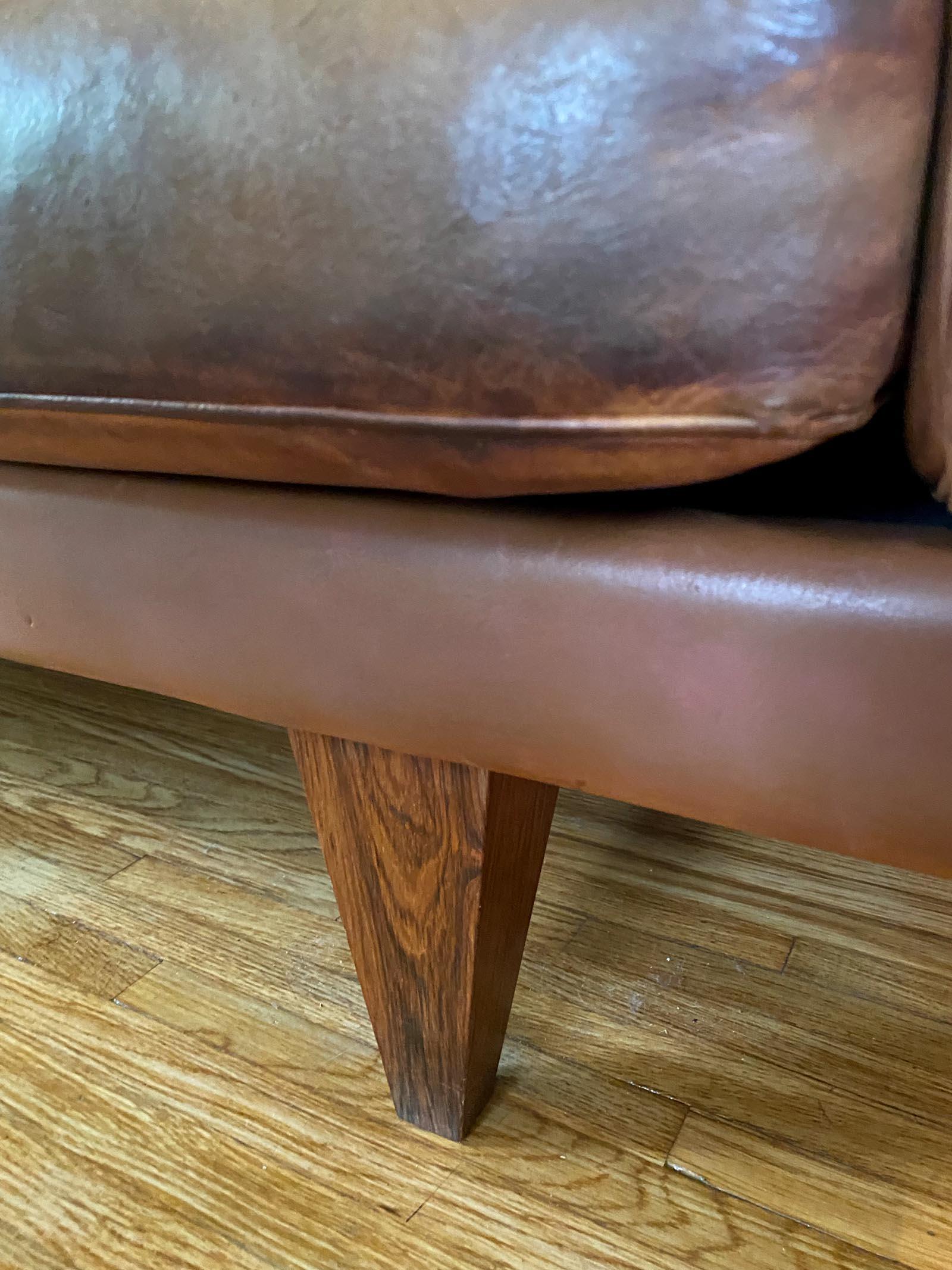 Midcentury 1965 Illum Wikkelsø – Model V11 Three-Seater Leather Sofa - Denmark For Sale 5