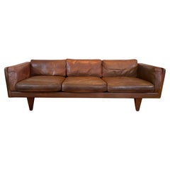 Midcentury 1965 Illum Wikkelsø - Modell V11 Dreisitziges Ledersofa - Dänemark