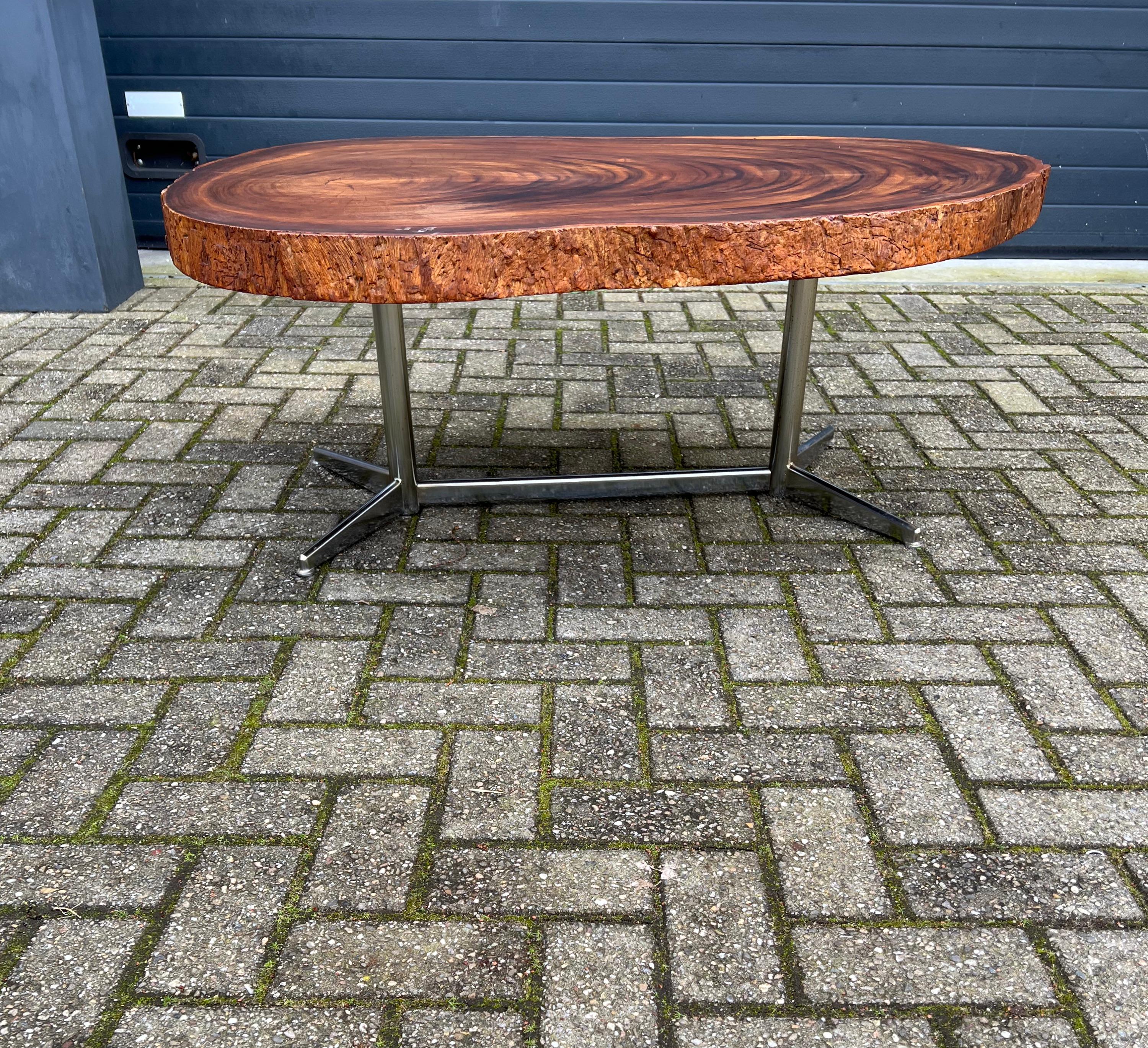 Rustically stylish and great looking coffee table.

This all-natural tree-trunk-disk-top coffee table from circa 1970 is a real eyecatcher and highly practical at the same time. Both in diameter and in height this could be thé perfect coffee table