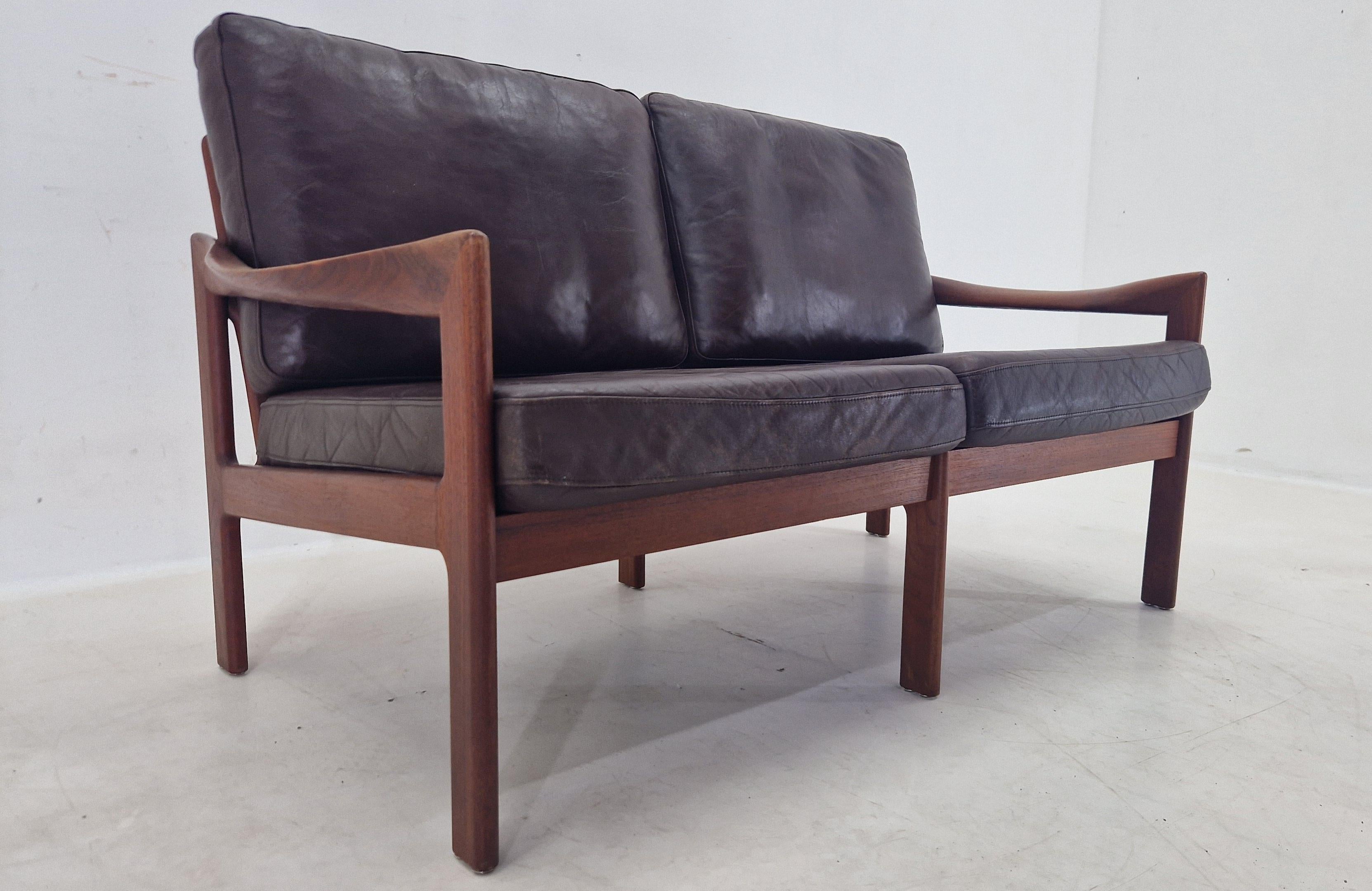 Mid-Century moderno Divano in teak a 2 posti Midcentury Illum Wikkelsø for  Niels Eilersen, Danimarca, anni '70 in vendita