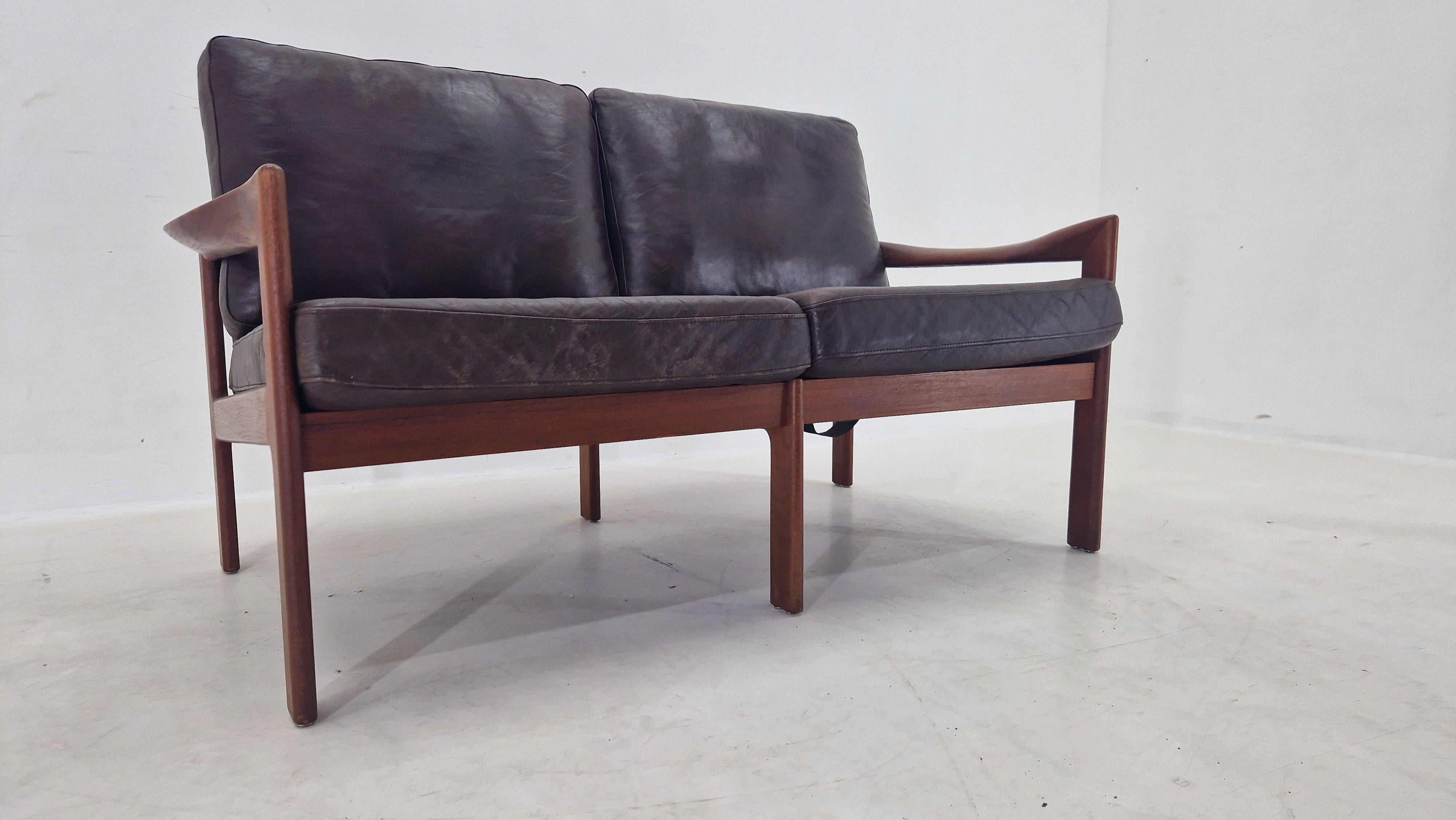 Pelle Divano in teak a 2 posti Midcentury Illum Wikkelsø for  Niels Eilersen, Danimarca, anni '70 in vendita