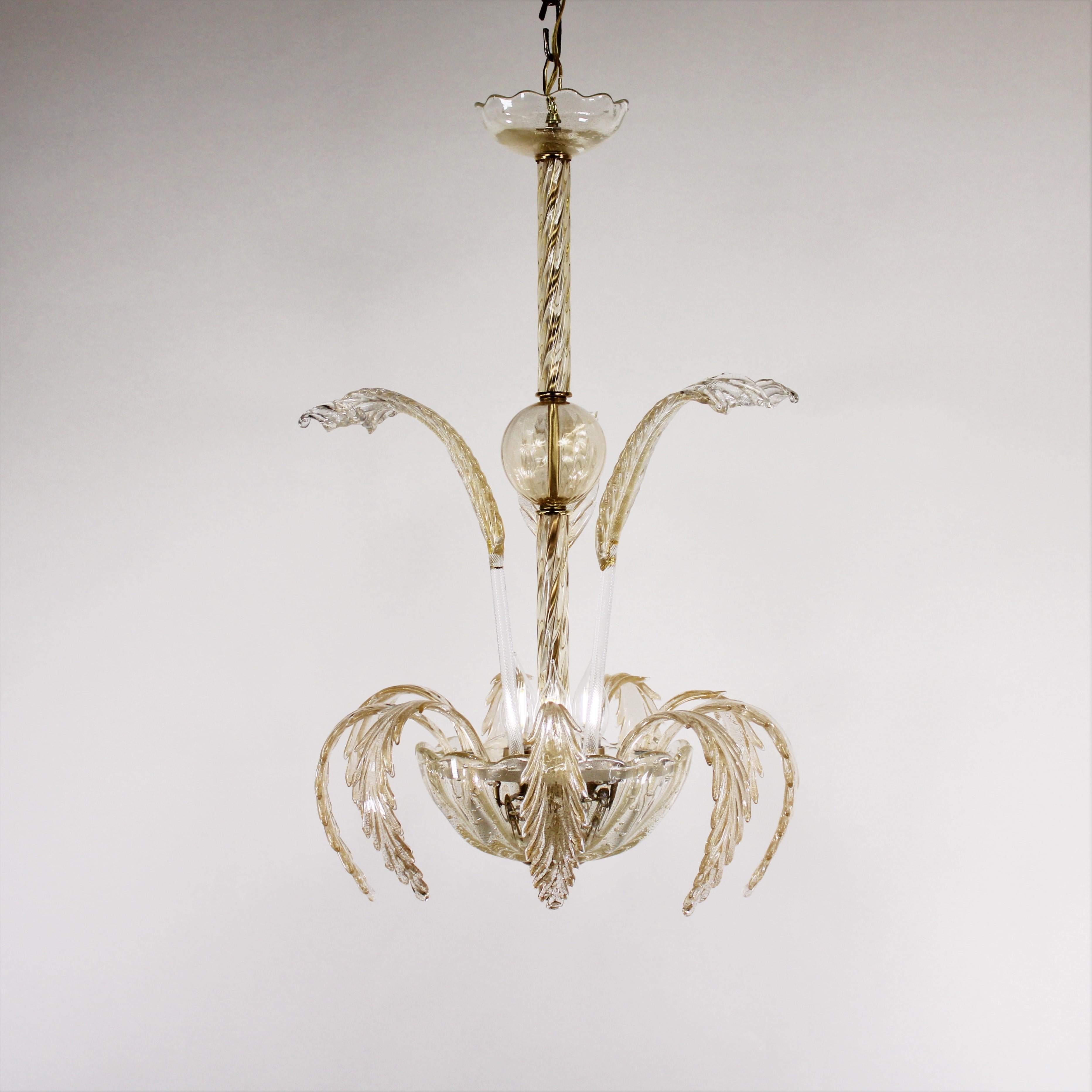 Questa splendida lampada da soffitto di Murano in cristallo, realizzata a mano a metà del secolo scorso, è ornata da bellissime foglie dorate. La colonna centrale a bulbo e le foglie utilizzano dettagli a voluta, mentre la ciotola centrale utilizza