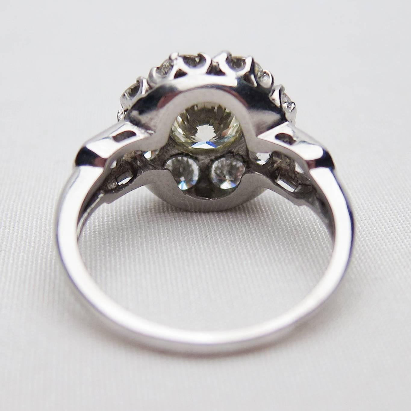 Midcentury 2.64 Carat Brilliant-Cut Diamond and Platinum Cluster Engagement Ring For Sale 1