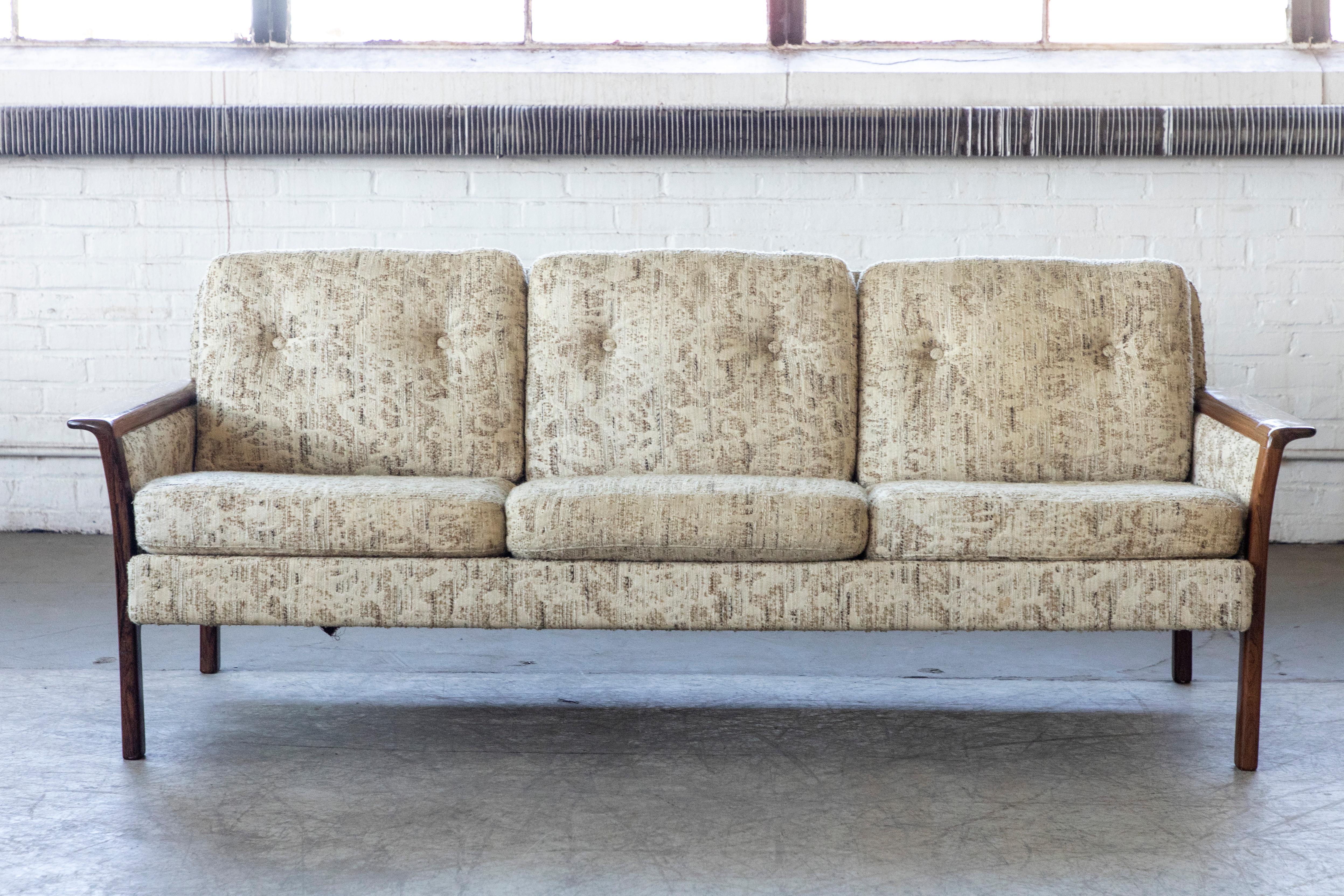 3-Sitz-Sofa aus der Mitte des Jahrhunderts von Hans Olsen für Vatne mit Armlehnen und Beinen aus Rosenholz (Norwegisch) im Angebot