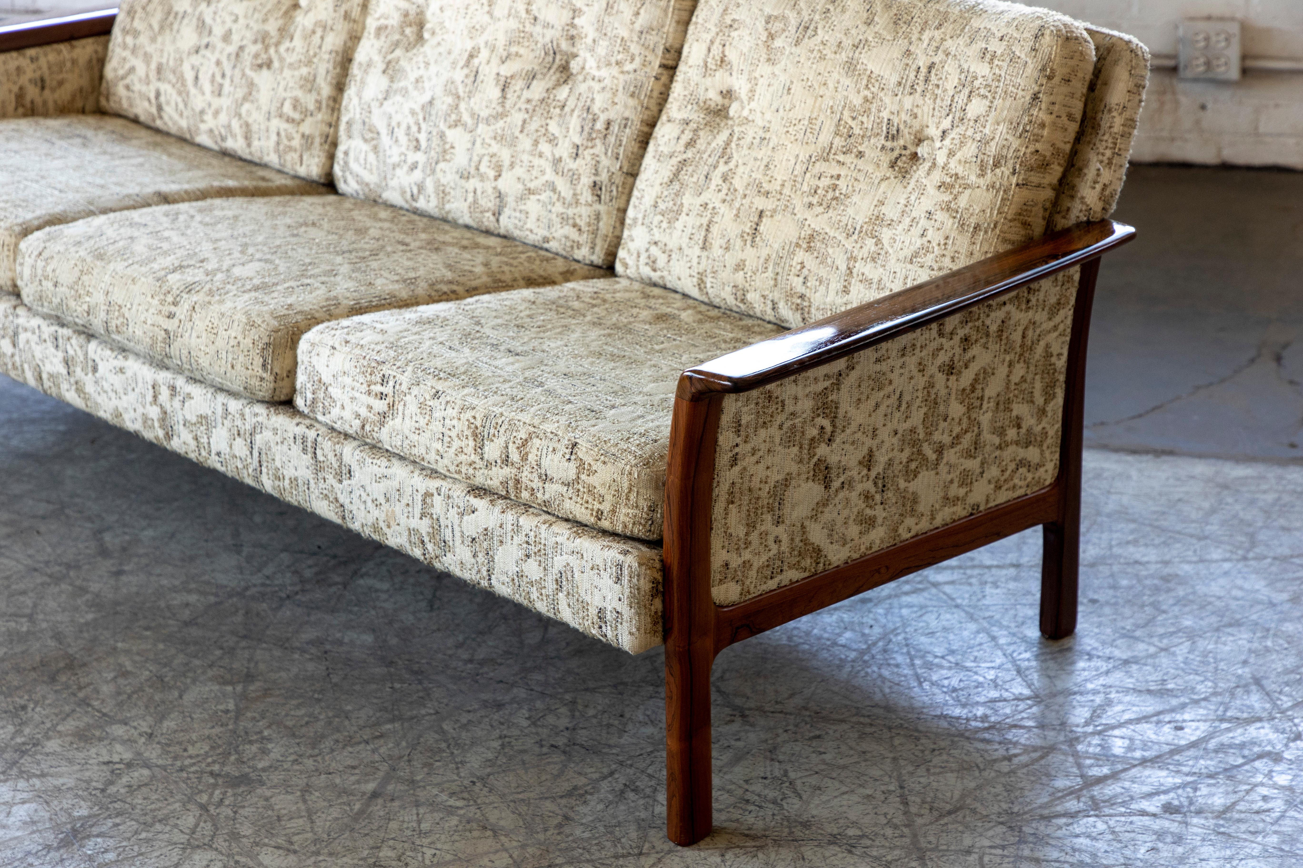 3-Sitz-Sofa aus der Mitte des Jahrhunderts von Hans Olsen für Vatne mit Armlehnen und Beinen aus Rosenholz (Wolle) im Angebot