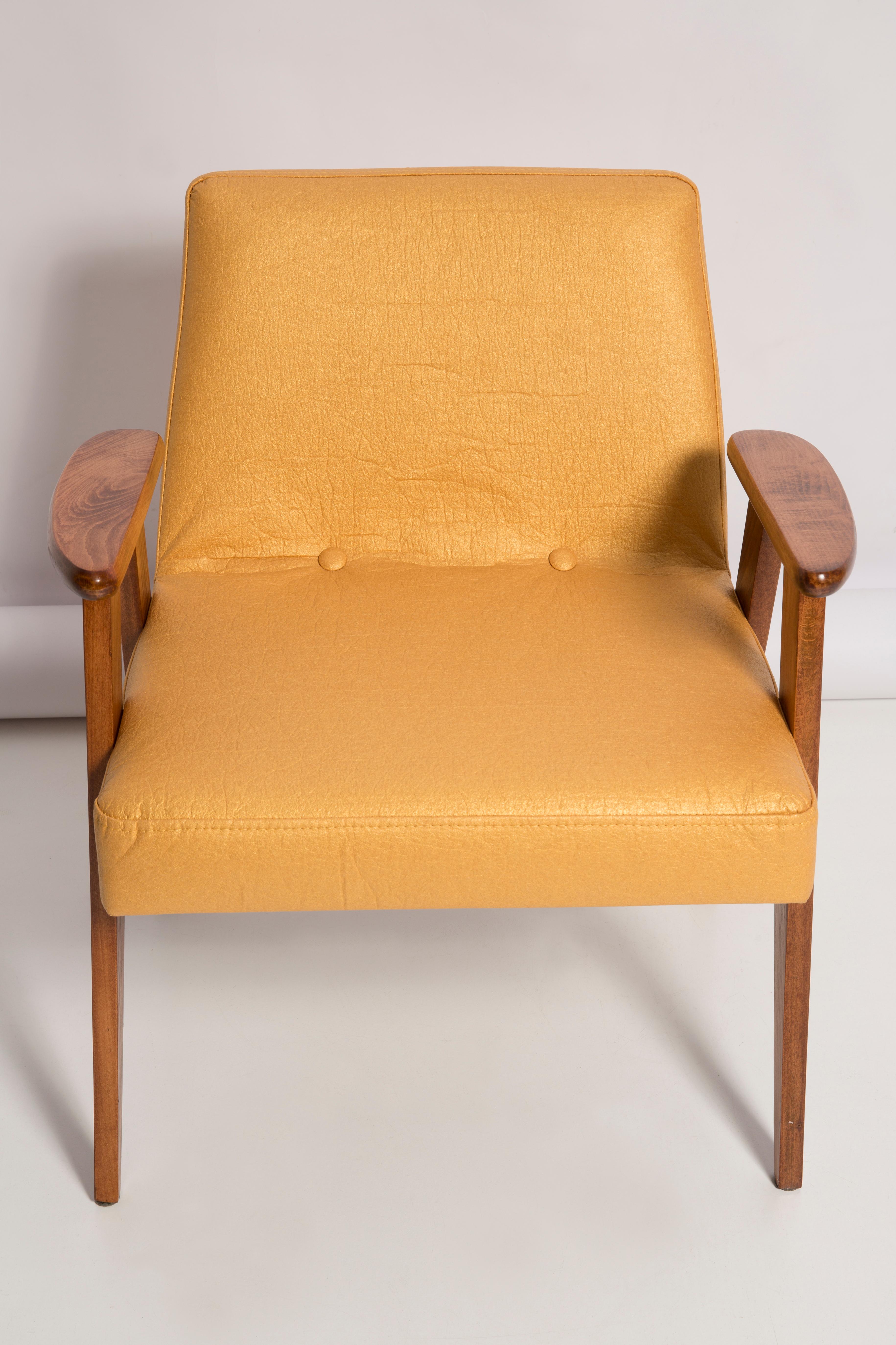 Midcentury 366 Club Armchair in Gold Pineapple Leather, Jozef Chierowski, 1960s For Sale 3