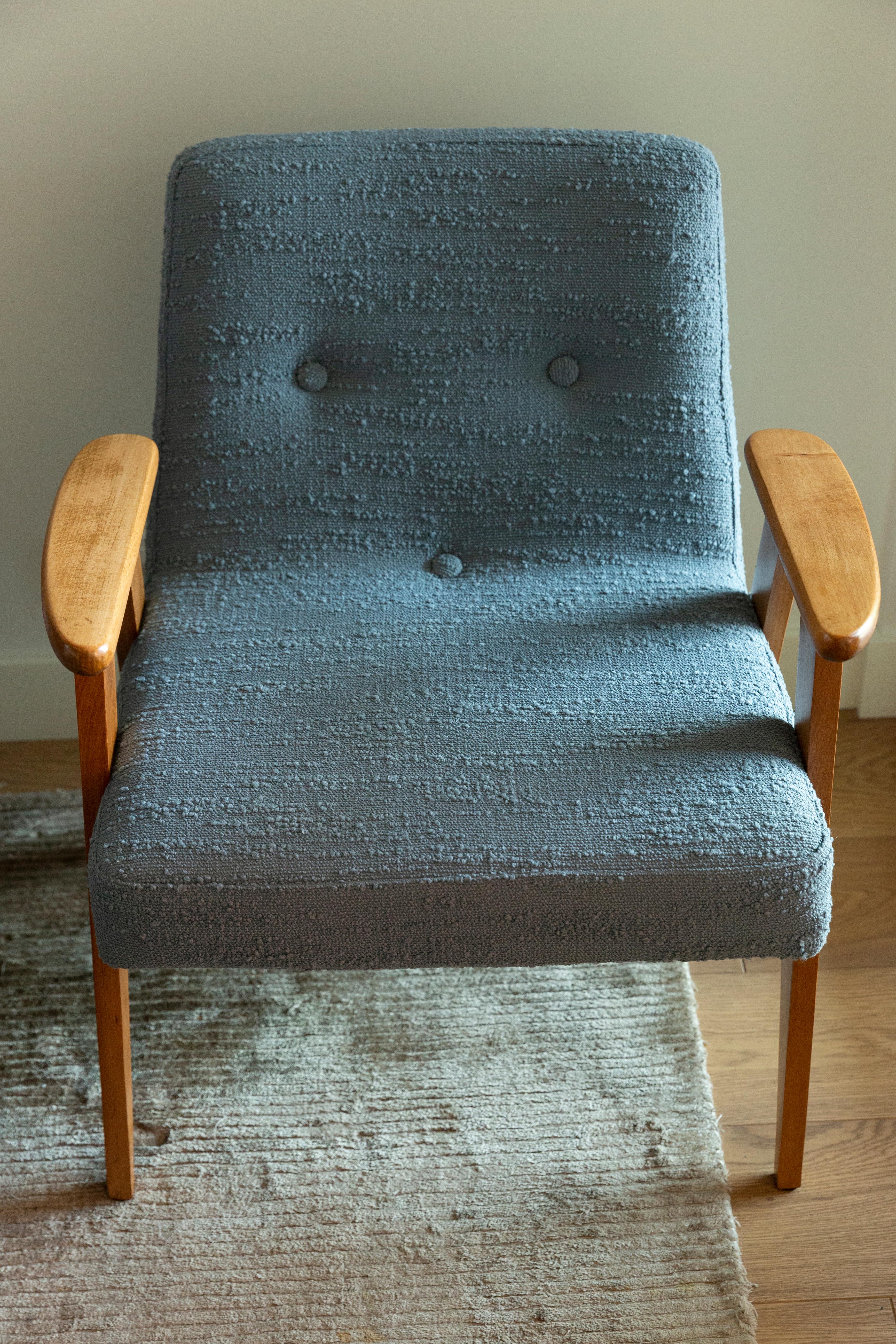 Midcentury 366 Club Armchair in Gray Blue Boucle, J. Chierowski, Europe, 1960s In Excellent Condition For Sale In 05-080 Hornowek, PL