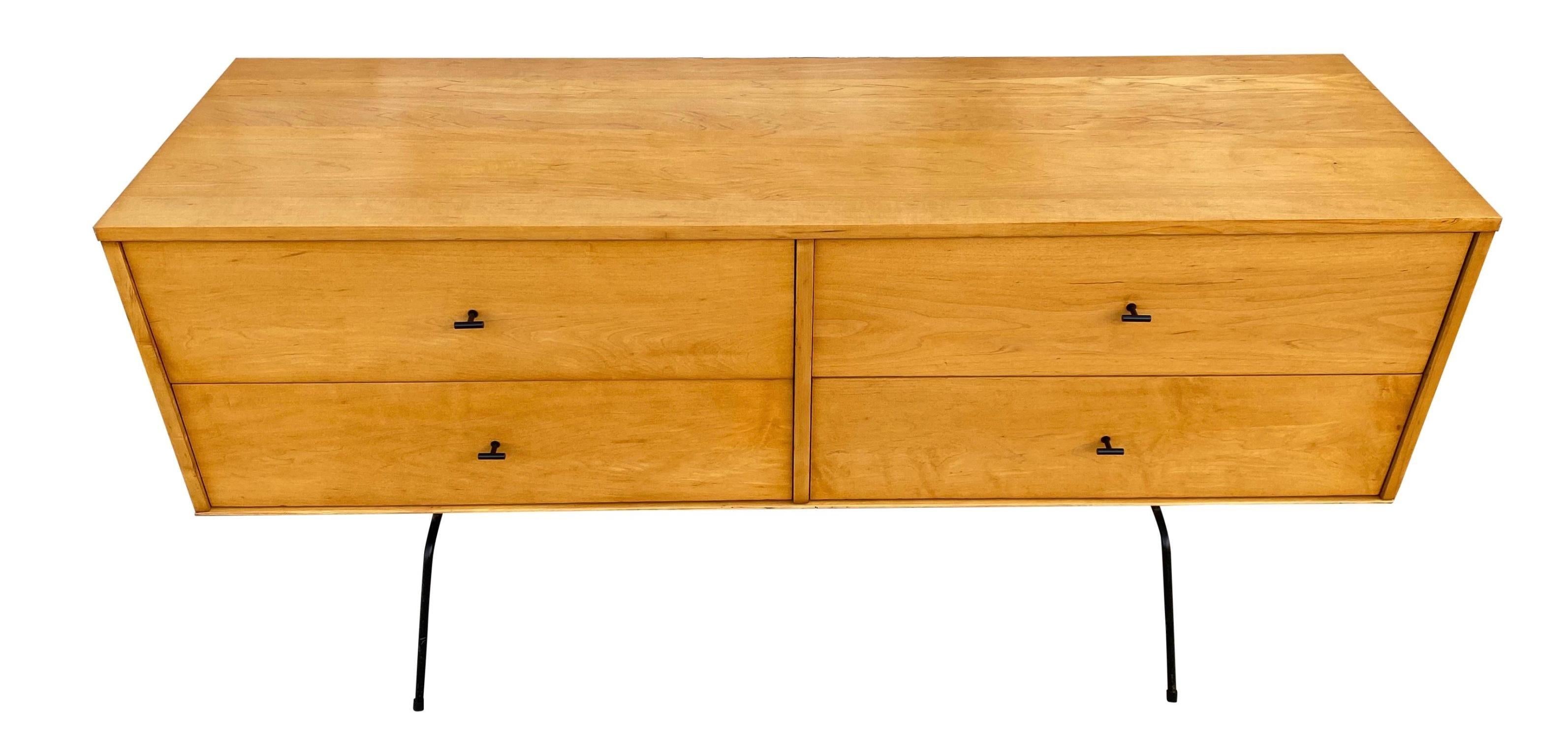 Rara credenza a cassettiera bassa del 1950 circa di Paul McCobb, Planner Group #1504 con 4 cassetti bassi - La struttura in acero massiccio ha una finitura laccata in acero biondo grezzo. Tutti gli originali tiranti a T in acciaio nero. Si trova su