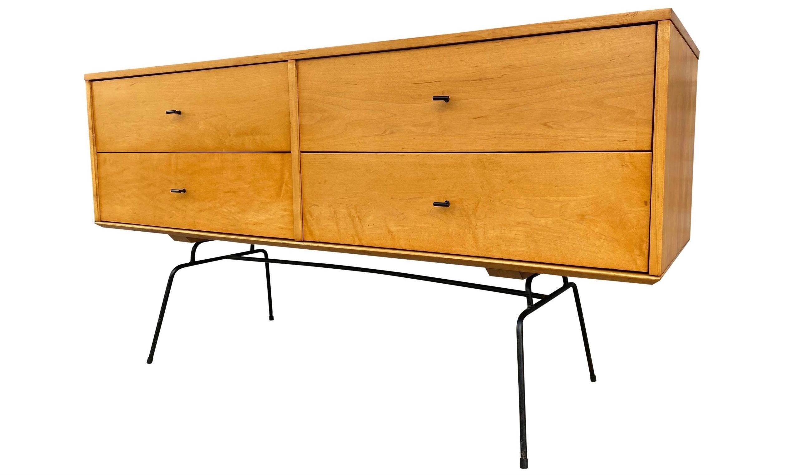 Mid-Century moderno Comò basso a 4 cassetti del Medioevo Paul McCobb Planner Group #1504 Rara base in ferro in vendita