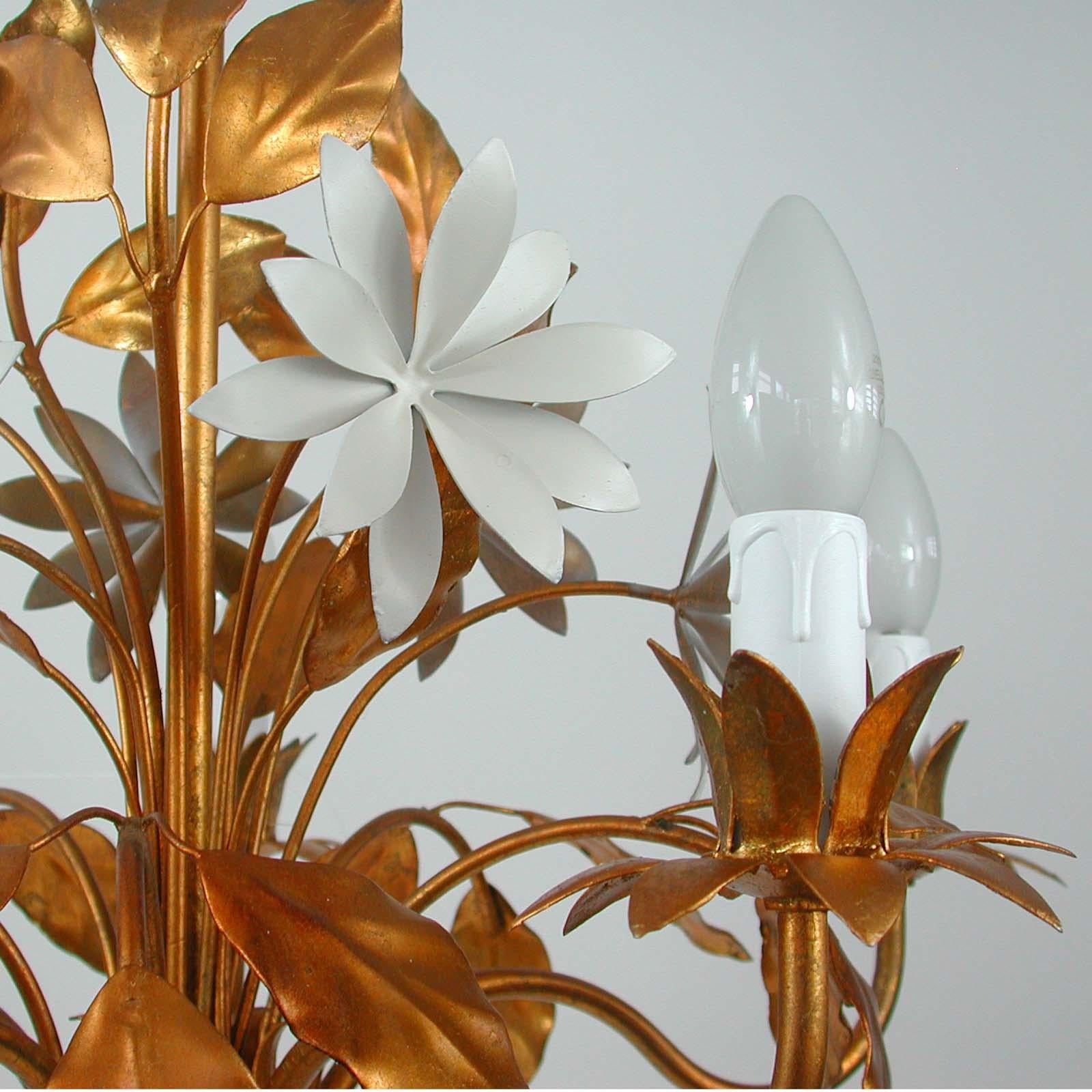 Lustre à 5 lumières en feuilles dorées et fleurs blanches de Hans Kgl, 1970 en vente 5