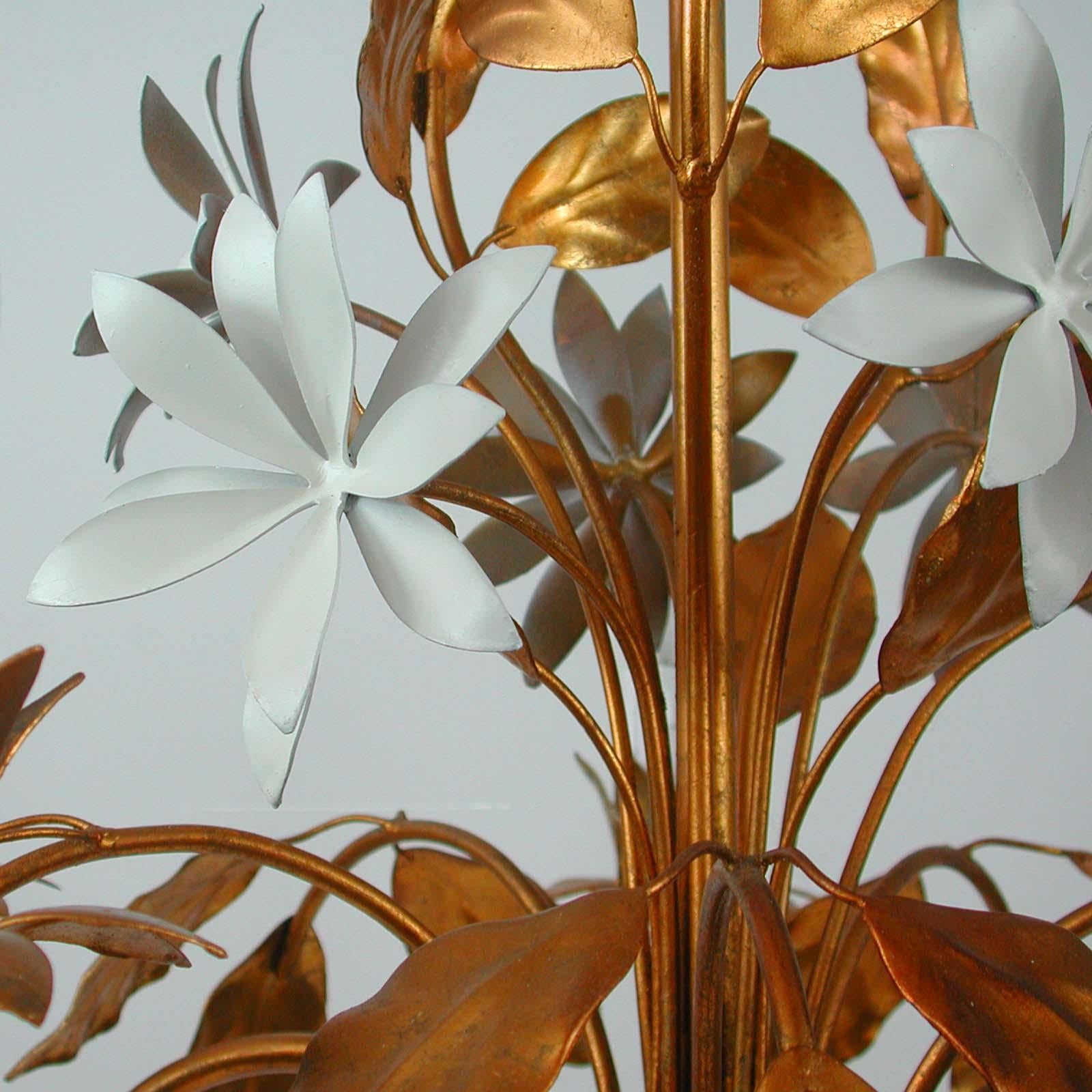 Lustre à 5 lumières en feuilles dorées et fleurs blanches de Hans Kgl, 1970 en vente 7