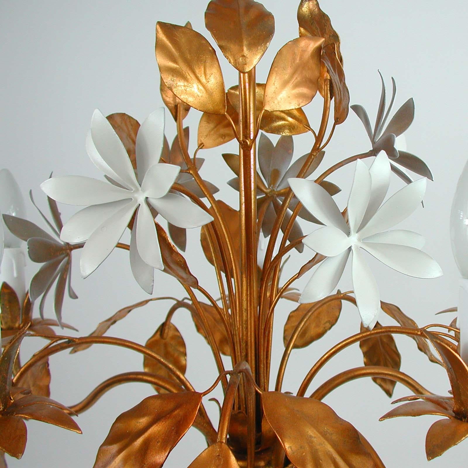 Lustre à 5 lumières en feuilles dorées et fleurs blanches de Hans Kgl, 1970 en vente 8