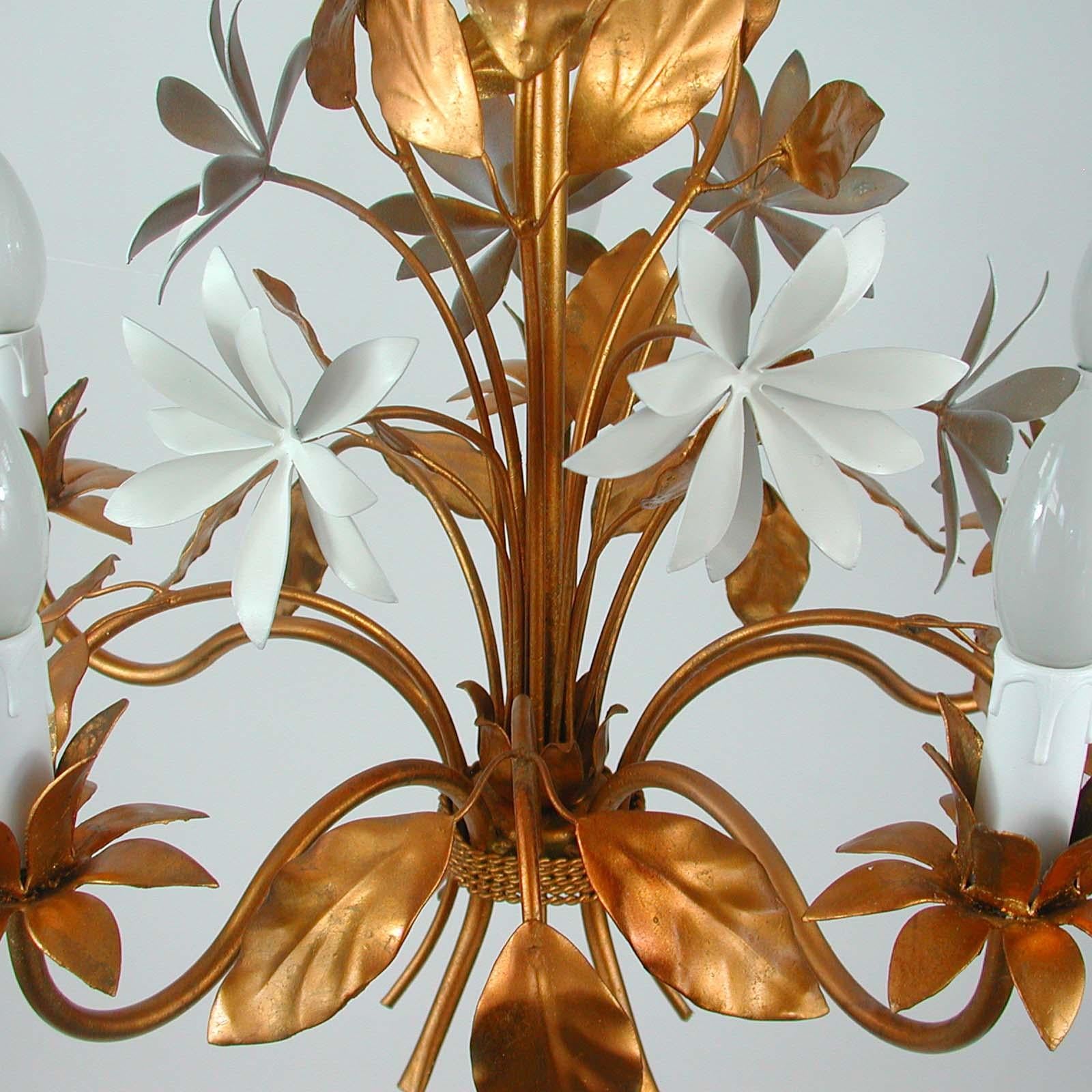 Lustre à 5 lumières en feuilles dorées et fleurs blanches de Hans Kgl, 1970 en vente 9