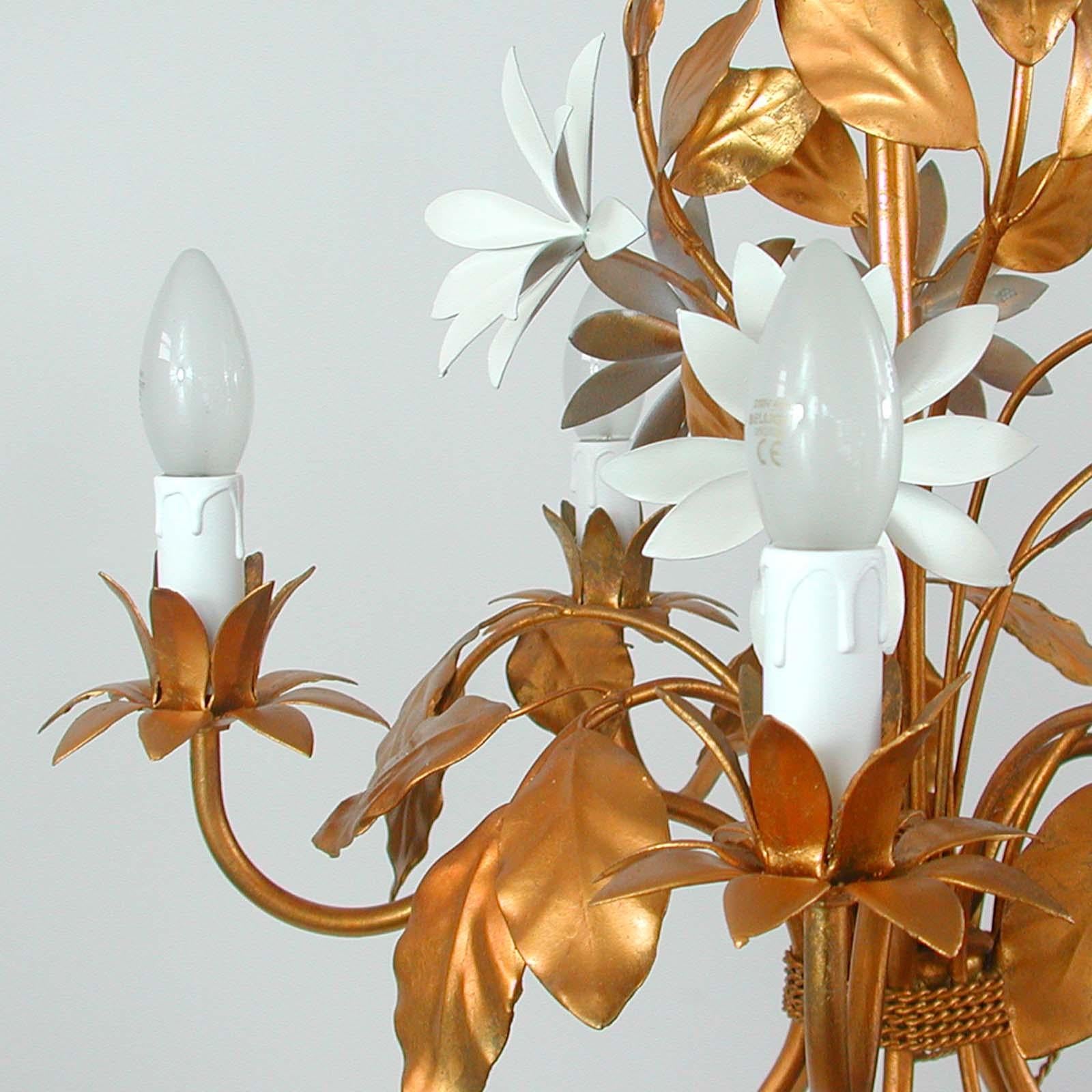 Lustre à 5 lumières en feuilles dorées et fleurs blanches de Hans Kgl, 1970 en vente 12