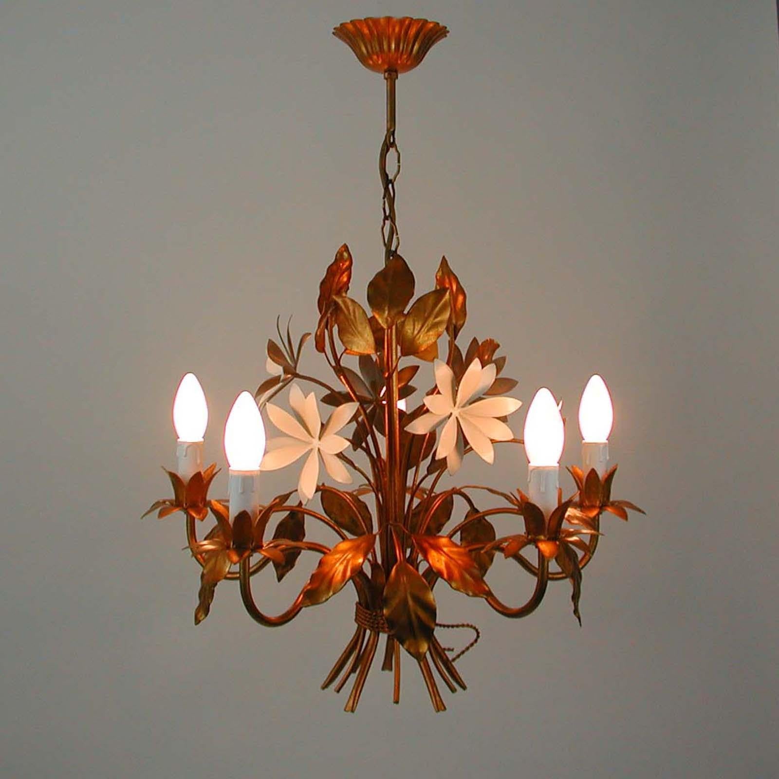 Hollywood Regency Lampadario a 5 luci in foglia d'oro e fiori bianchi di Hans Kögl, 1970 in vendita