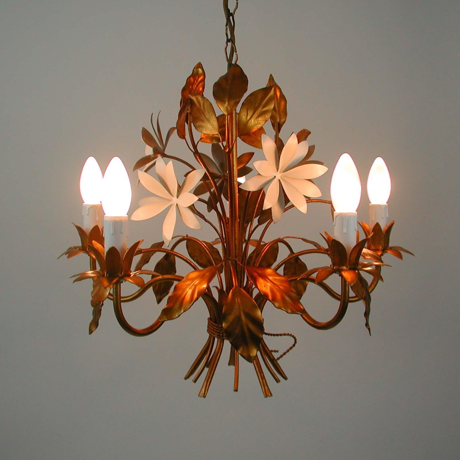 Midcentury 5-Light Gilt Leaf & White Blossom Chandelier by Hans Kögl, 1970s In Good Condition For Sale In NUEMBRECHT, NRW