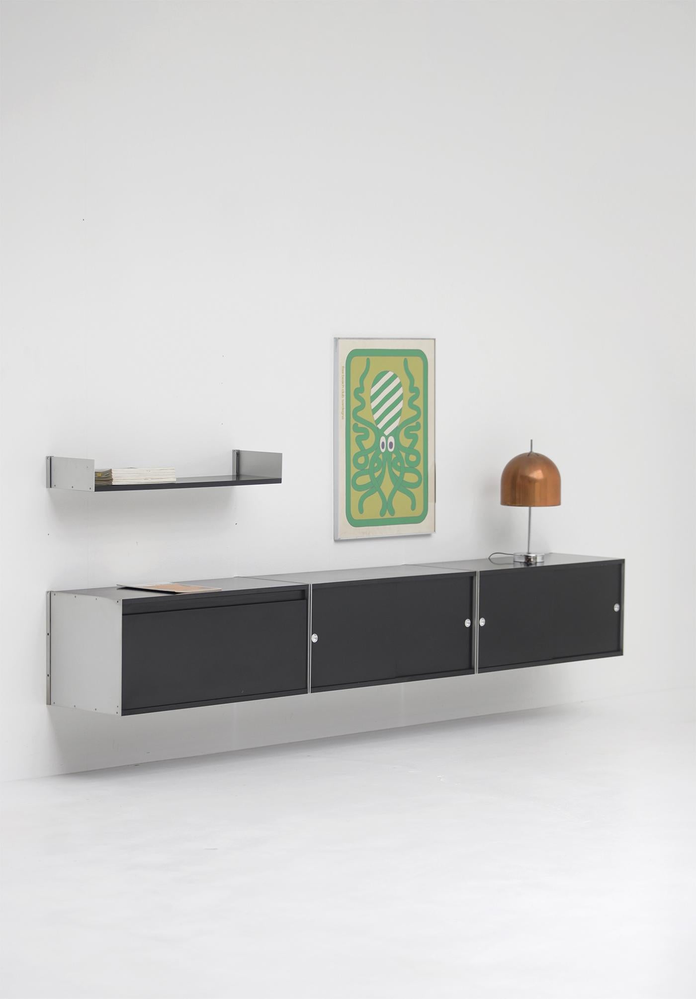 El sistema modular 606 fue diseñado por Dieter Rams para Vitsoe a principios de la década de 1960. Vitsœ fue fundada en 1959 por Niels Wiese Vitsø y Otto Zapf. Zapf presentó Rams a Vitsø, lo que hizo posible dar vida a los conceptos de mobiliario de