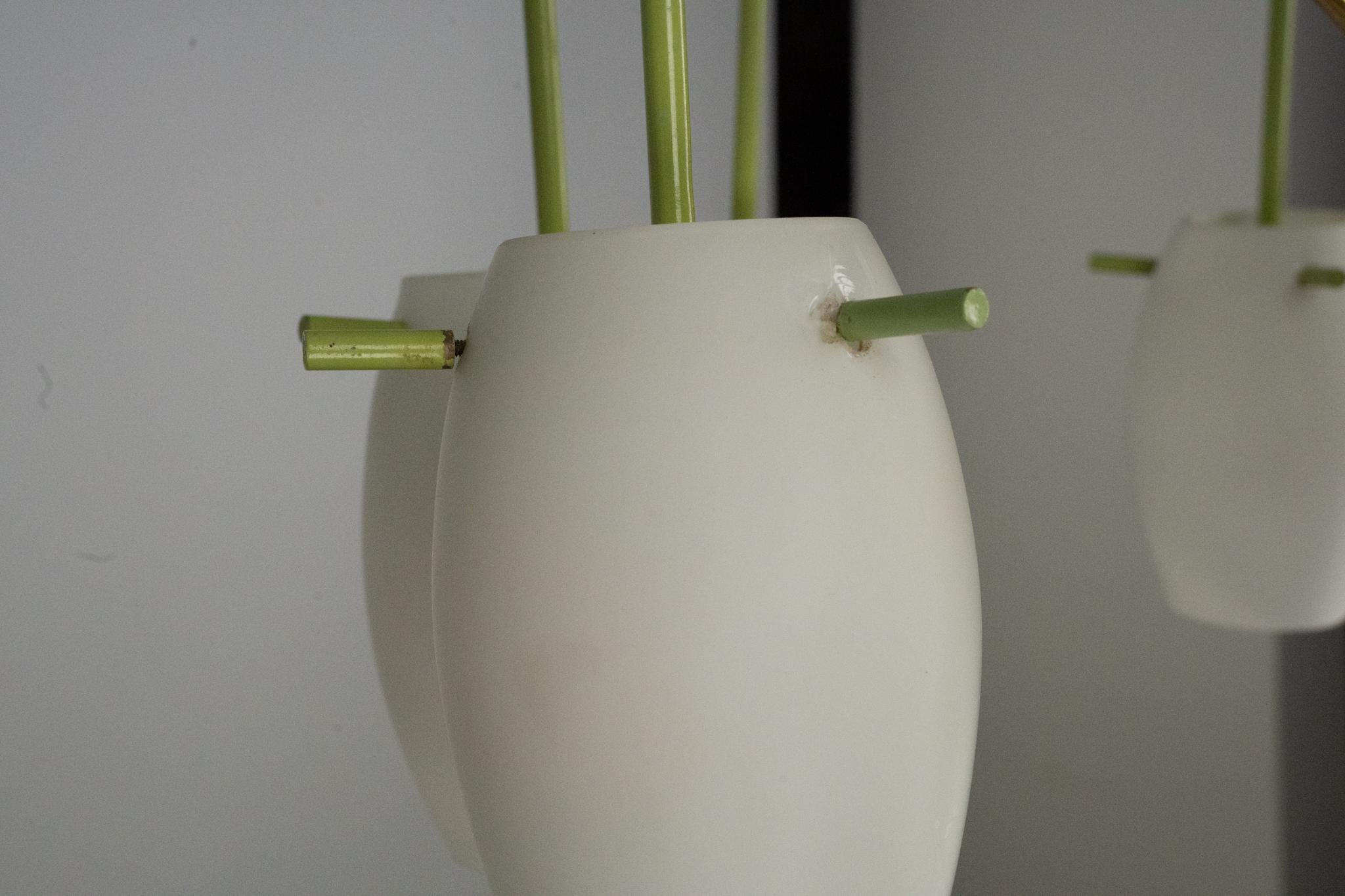 Lampadario a 9 bracci in ottone del Medioevo con lacca verde e vetro opalino. Italia 1950 in vendita 3