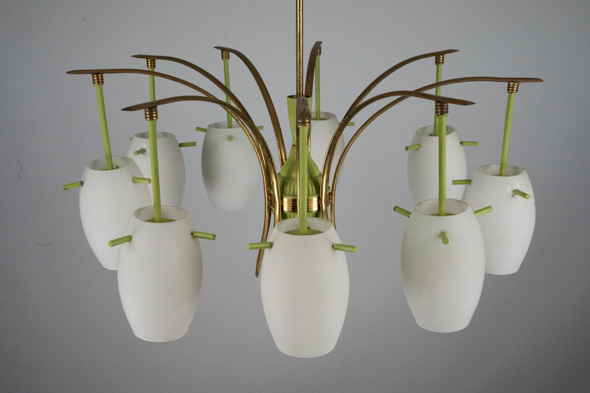 Lampadario a 9 bracci in ottone del Medioevo con lacca verde e vetro opalino. Italia 1950 in vendita 4