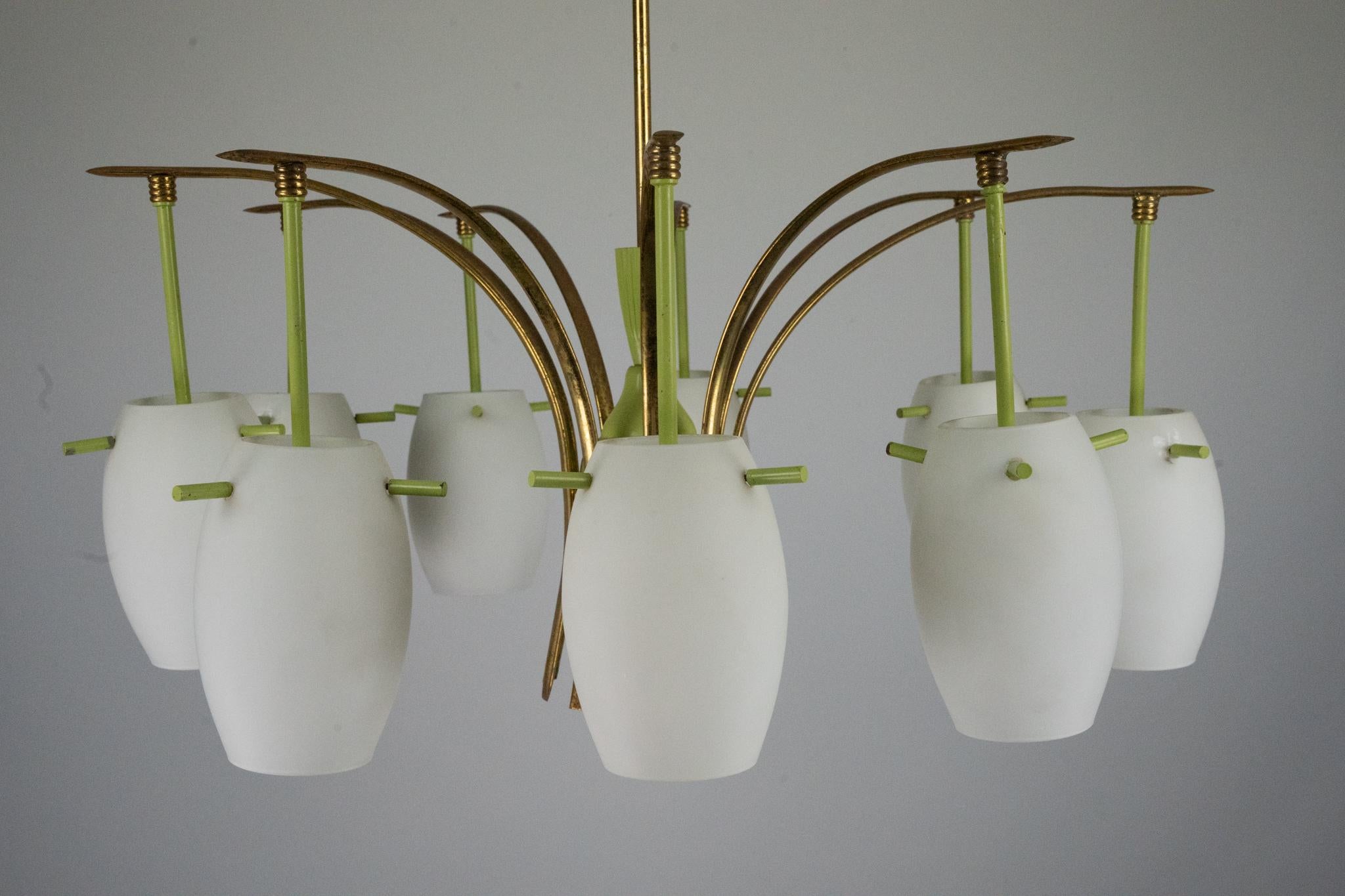 Lampadario a 9 bracci in ottone del Medioevo con lacca verde e vetro opalino. Italia 1950 in vendita 5