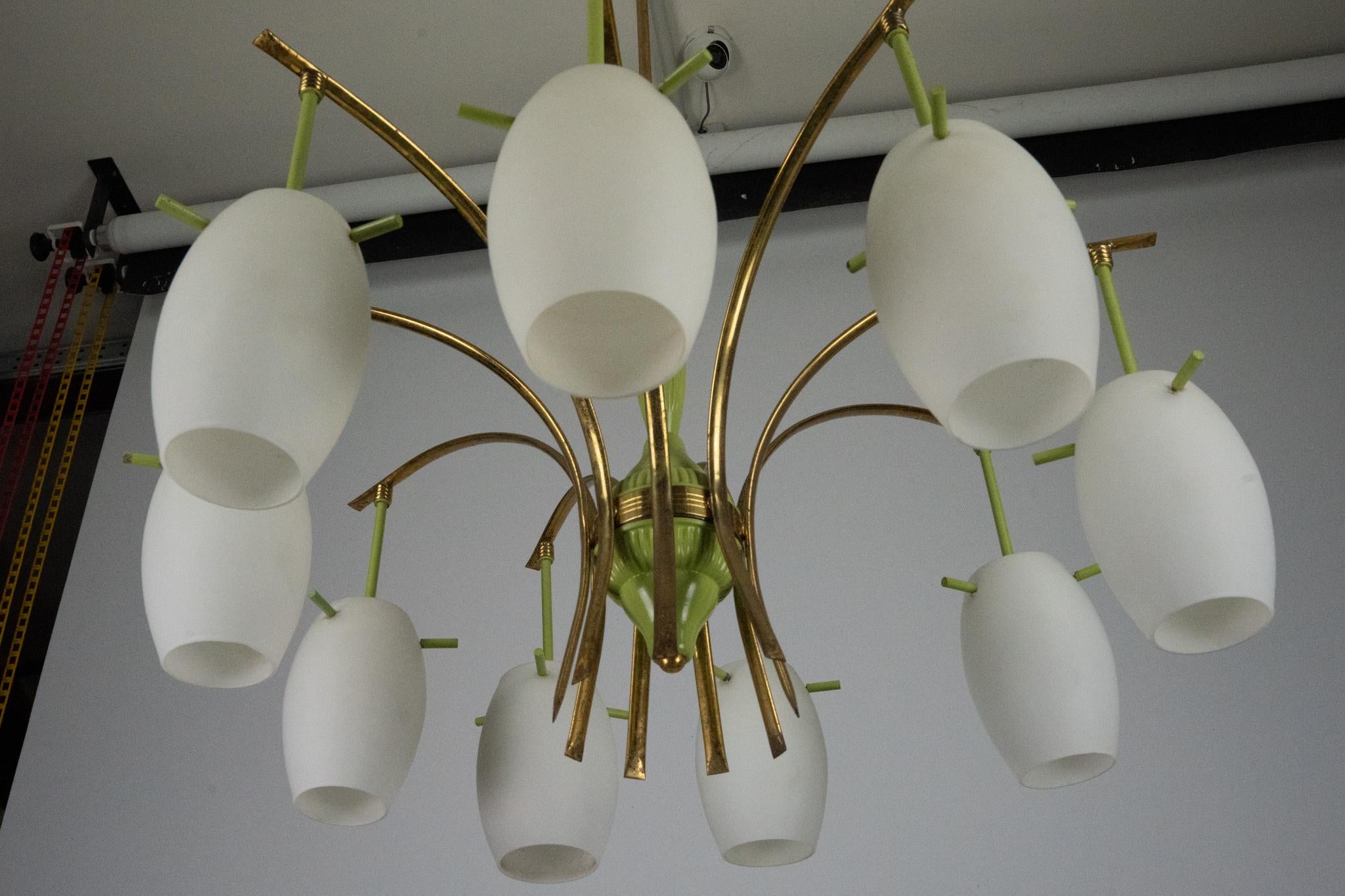 Lampadario a 9 bracci in ottone del Medioevo con lacca verde e vetro opalino. Italia 1950 in vendita 6