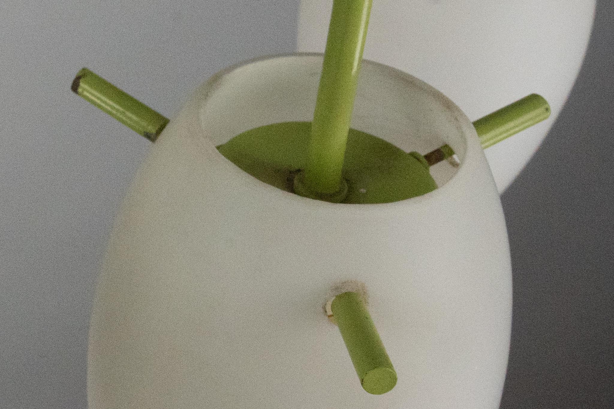 Lampadario a 9 bracci in ottone del Medioevo con lacca verde e vetro opalino. Italia 1950 in vendita 7
