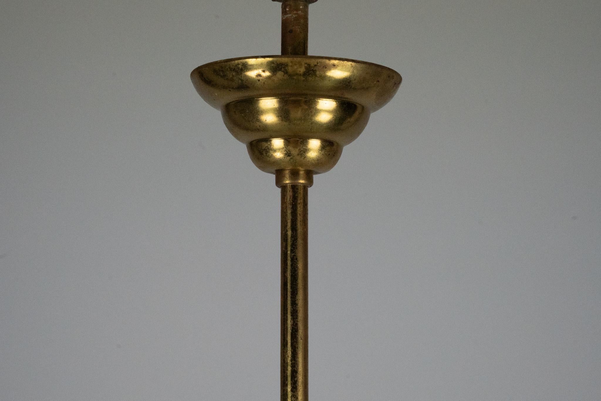 Lampadario a 9 bracci in ottone del Medioevo con lacca verde e vetro opalino. Italia 1950 in vendita 8