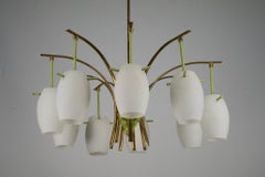 Lustre du milieu du siècle à 9 branches en laiton laqué vert et verre opalin. Italie 1950