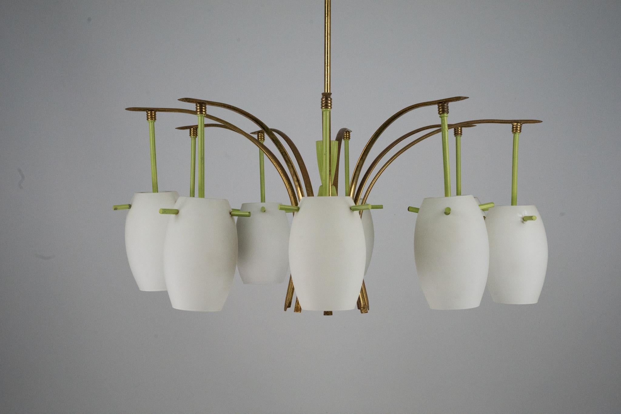 Mid-Century moderno Lampadario a 9 bracci in ottone del Medioevo con lacca verde e vetro opalino. Italia 1950 in vendita