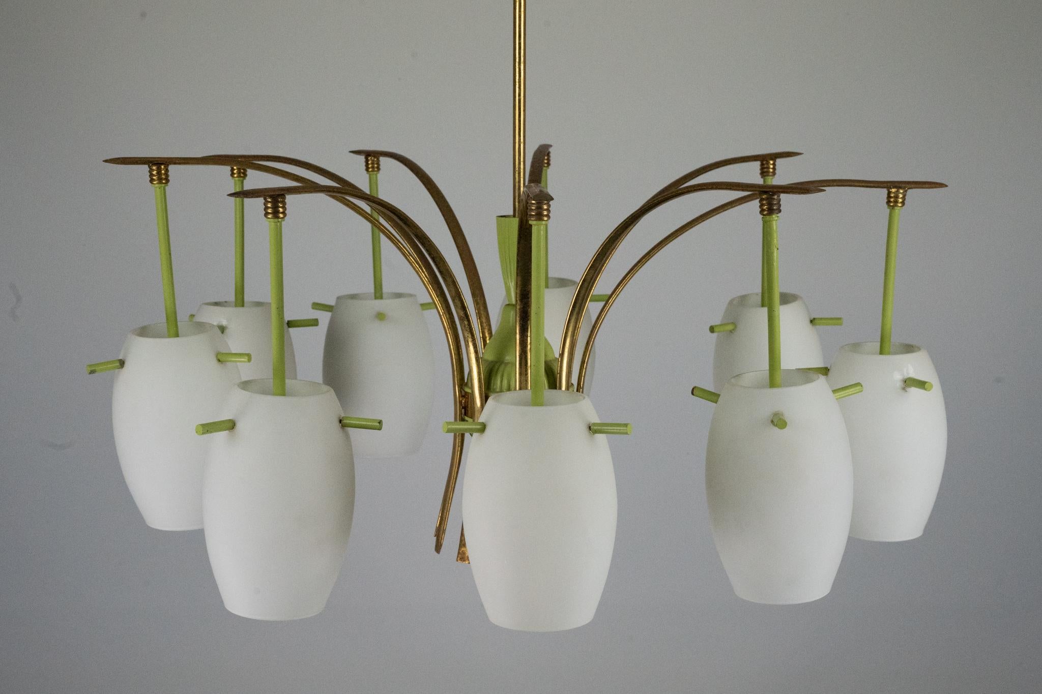 Italiano Lampadario a 9 bracci in ottone del Medioevo con lacca verde e vetro opalino. Italia 1950 in vendita