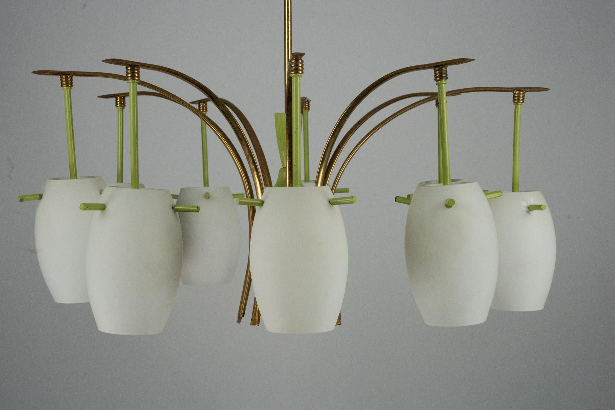 Lampadario a 9 bracci in ottone del Medioevo con lacca verde e vetro opalino. Italia 1950 In condizioni buone in vendita a Catania, CT