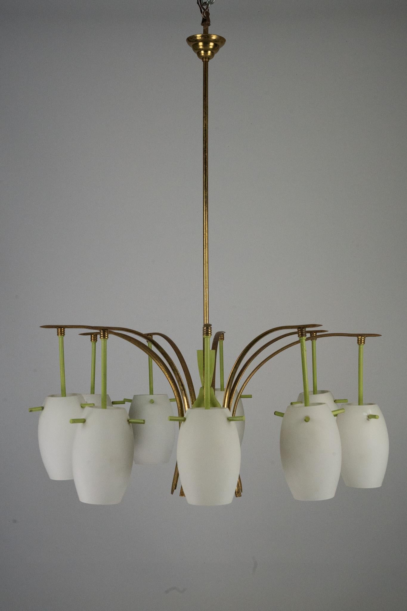 XX secolo Lampadario a 9 bracci in ottone del Medioevo con lacca verde e vetro opalino. Italia 1950 in vendita