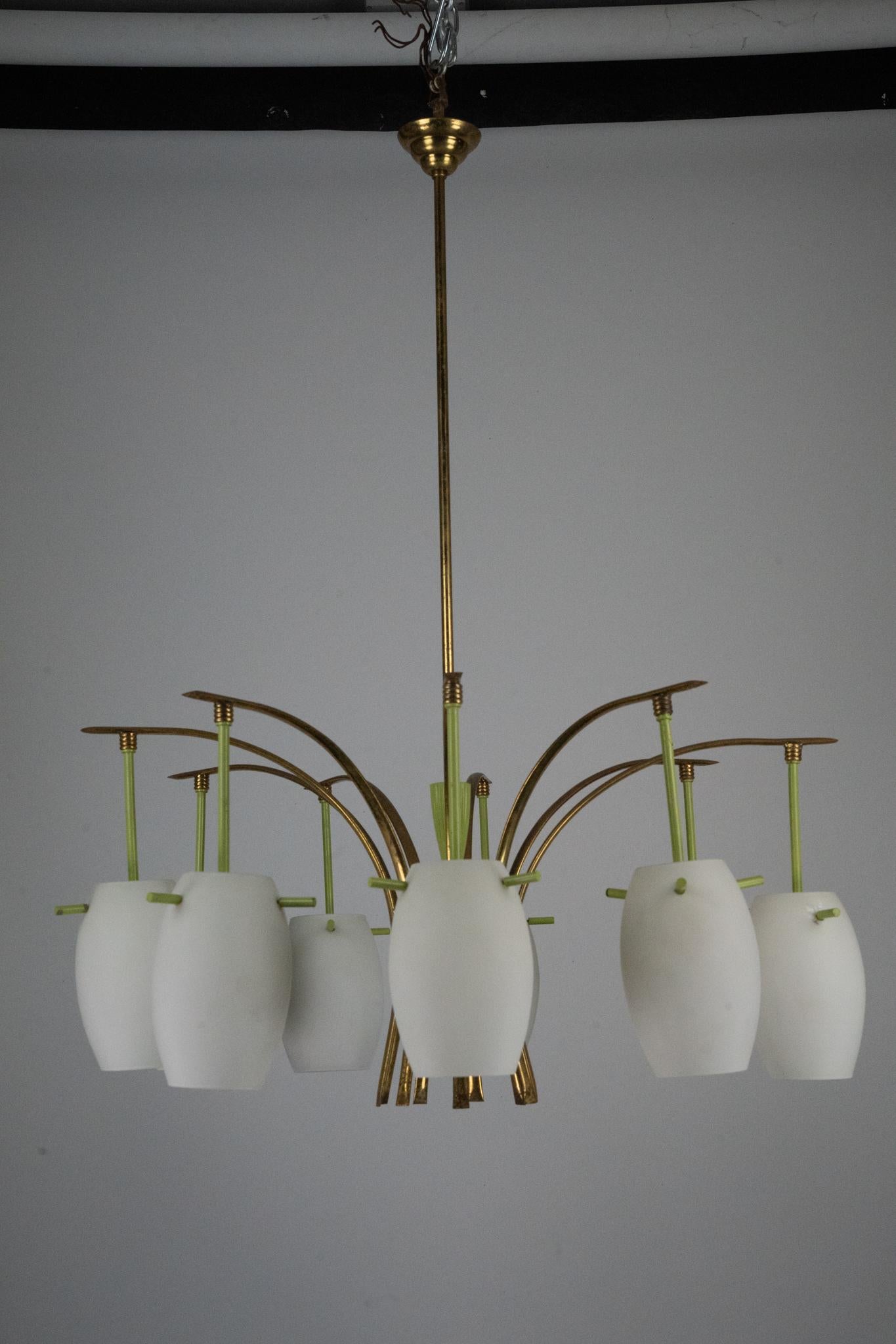 Ottone Lampadario a 9 bracci in ottone del Medioevo con lacca verde e vetro opalino. Italia 1950 in vendita