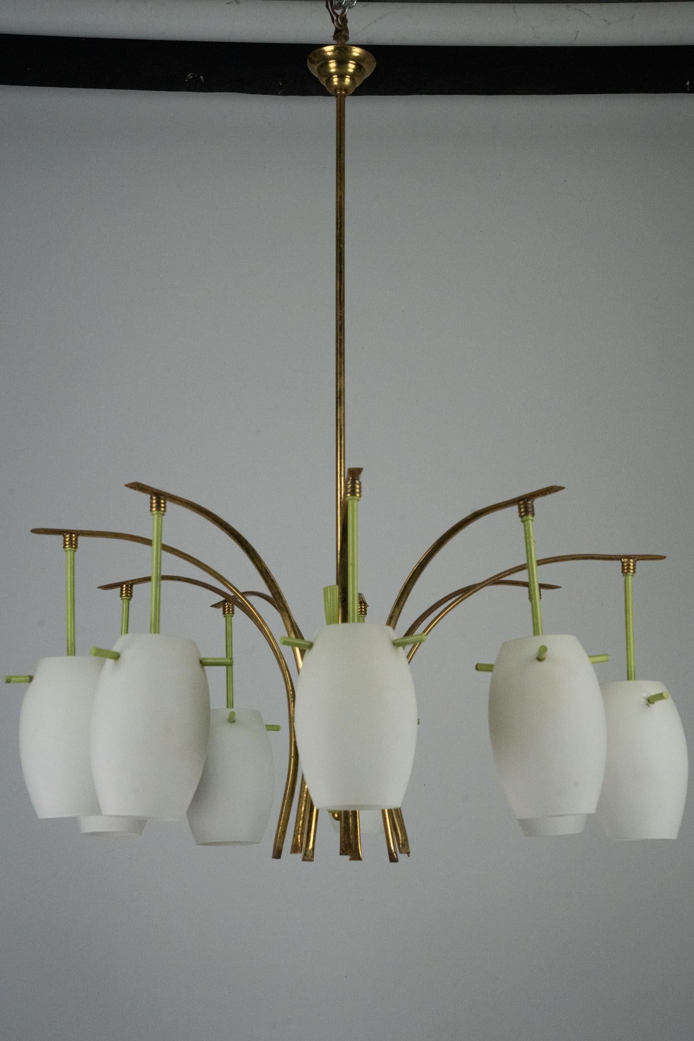 Lampadario a 9 bracci in ottone del Medioevo con lacca verde e vetro opalino. Italia 1950 in vendita 1