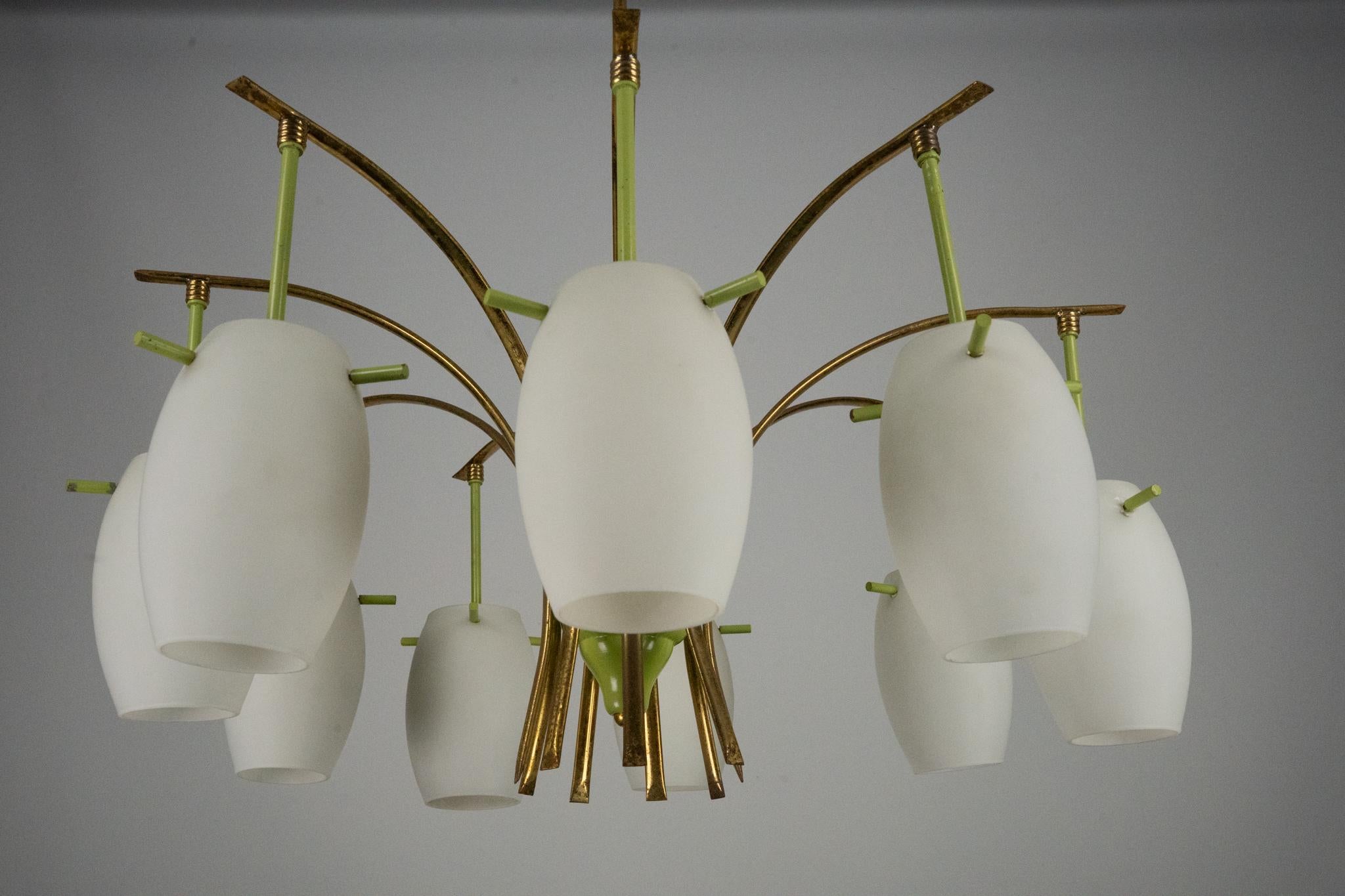 Lampadario a 9 bracci in ottone del Medioevo con lacca verde e vetro opalino. Italia 1950 in vendita 2