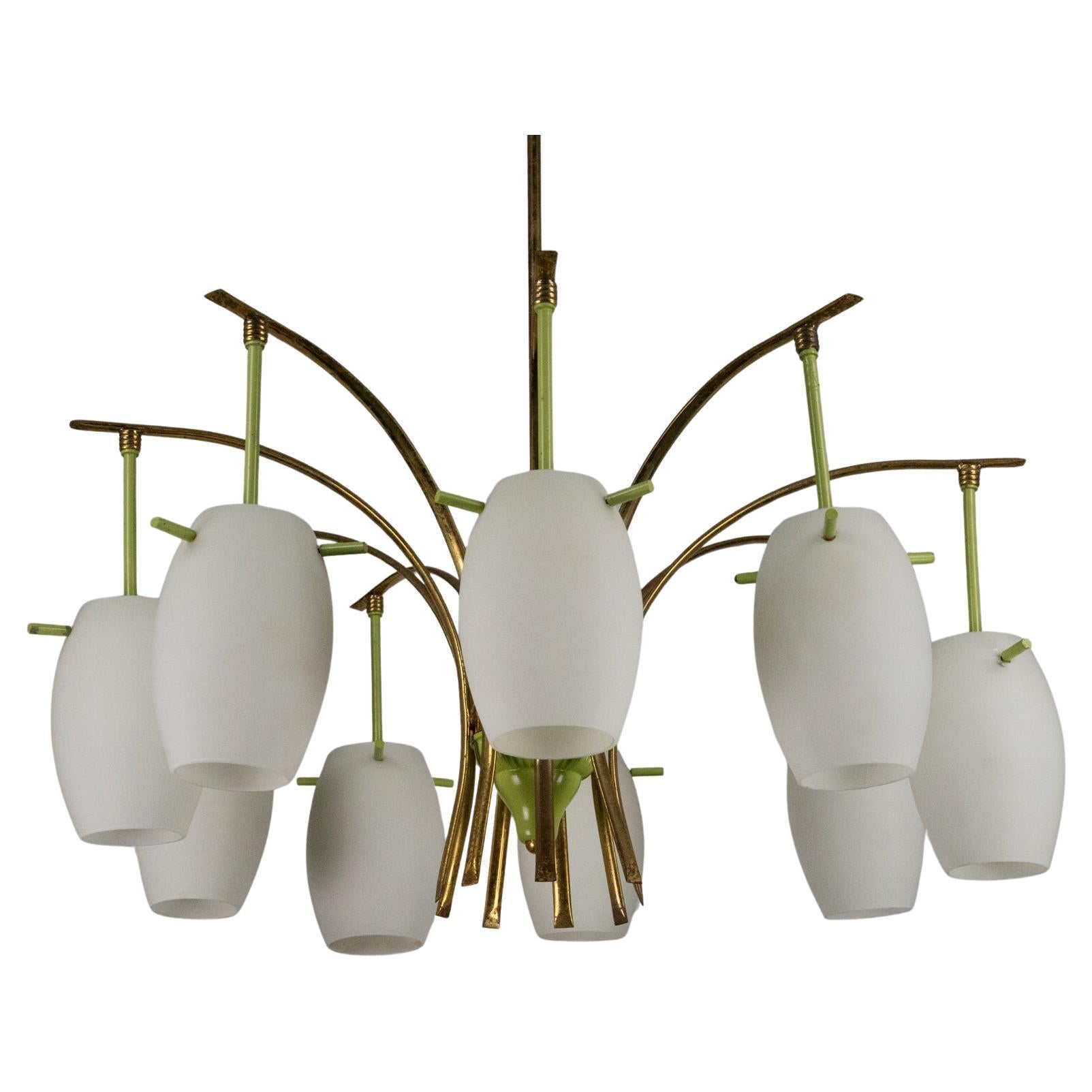 Lampadario a 9 bracci in ottone del Medioevo con lacca verde e vetro opalino. Italia 1950