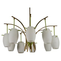 Lampadario a 9 bracci in ottone del Medioevo con lacca verde e vetro opalino. Italia 1950
