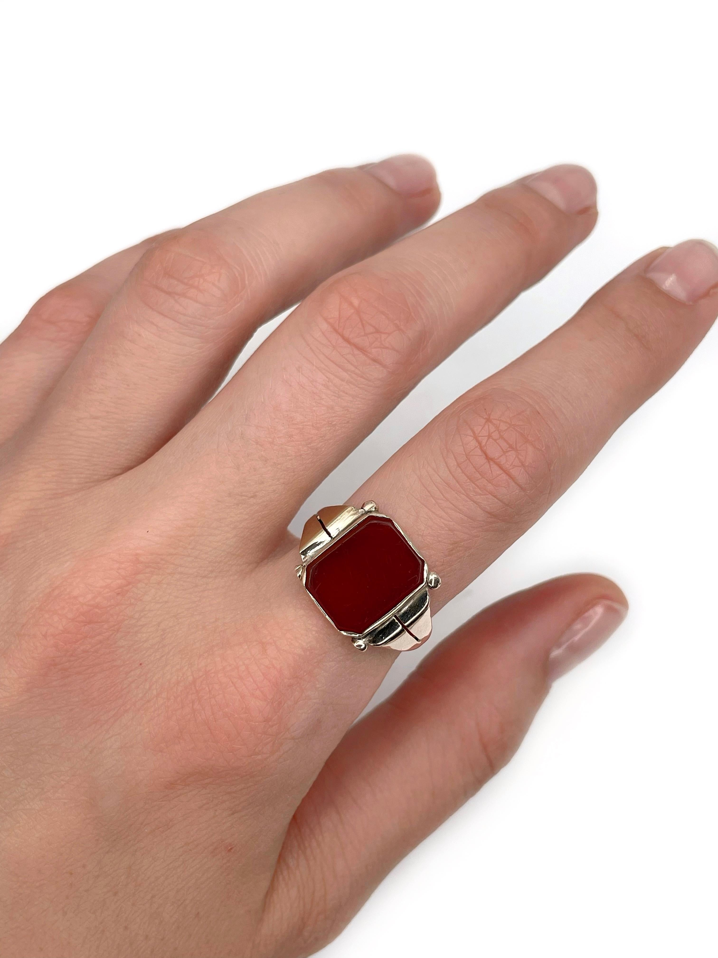 This is a vintage signet ring crafted in 9K slightly yellow gold. The piece features a rectangle carnelian. The surface has minor scratches. 

Weight: 3.61g
Size: 18.25 (US 8)

IMPORTANT: please ask about the possibility to resize before purchase.