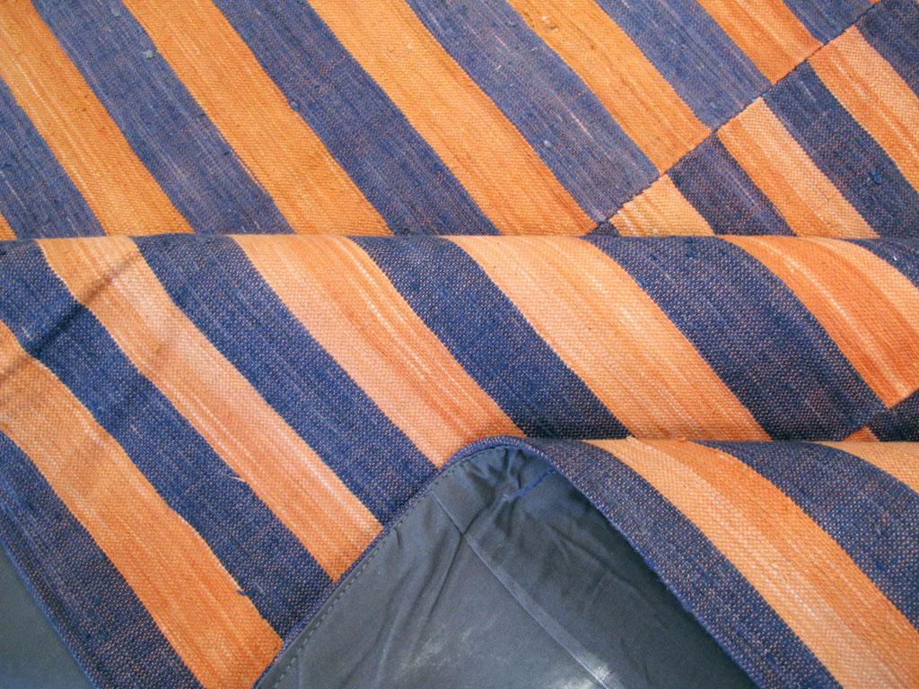Tejido plano a rayas turco abstracto de mediados de siglo en coral caqui, azul en venta 2